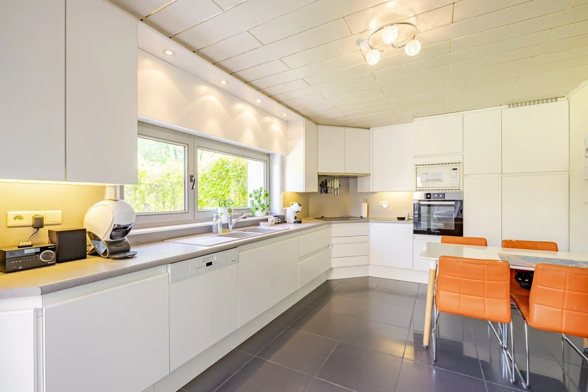 Prachtige instapklare woning met 4 slaapkamers en tuin! foto 10