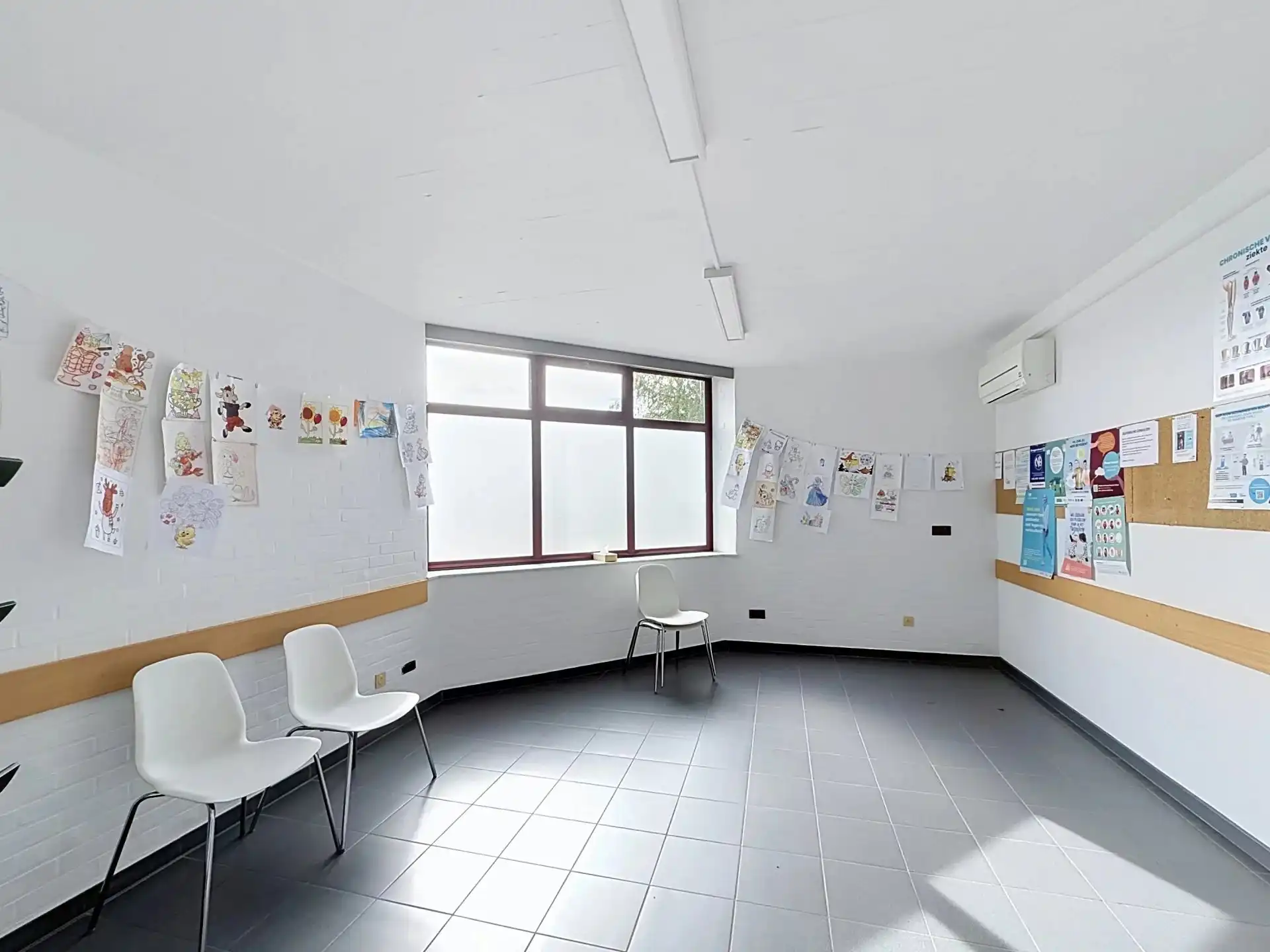 Ruime handels- en praktijkruimte van 170 m² te huur in Mol foto 8