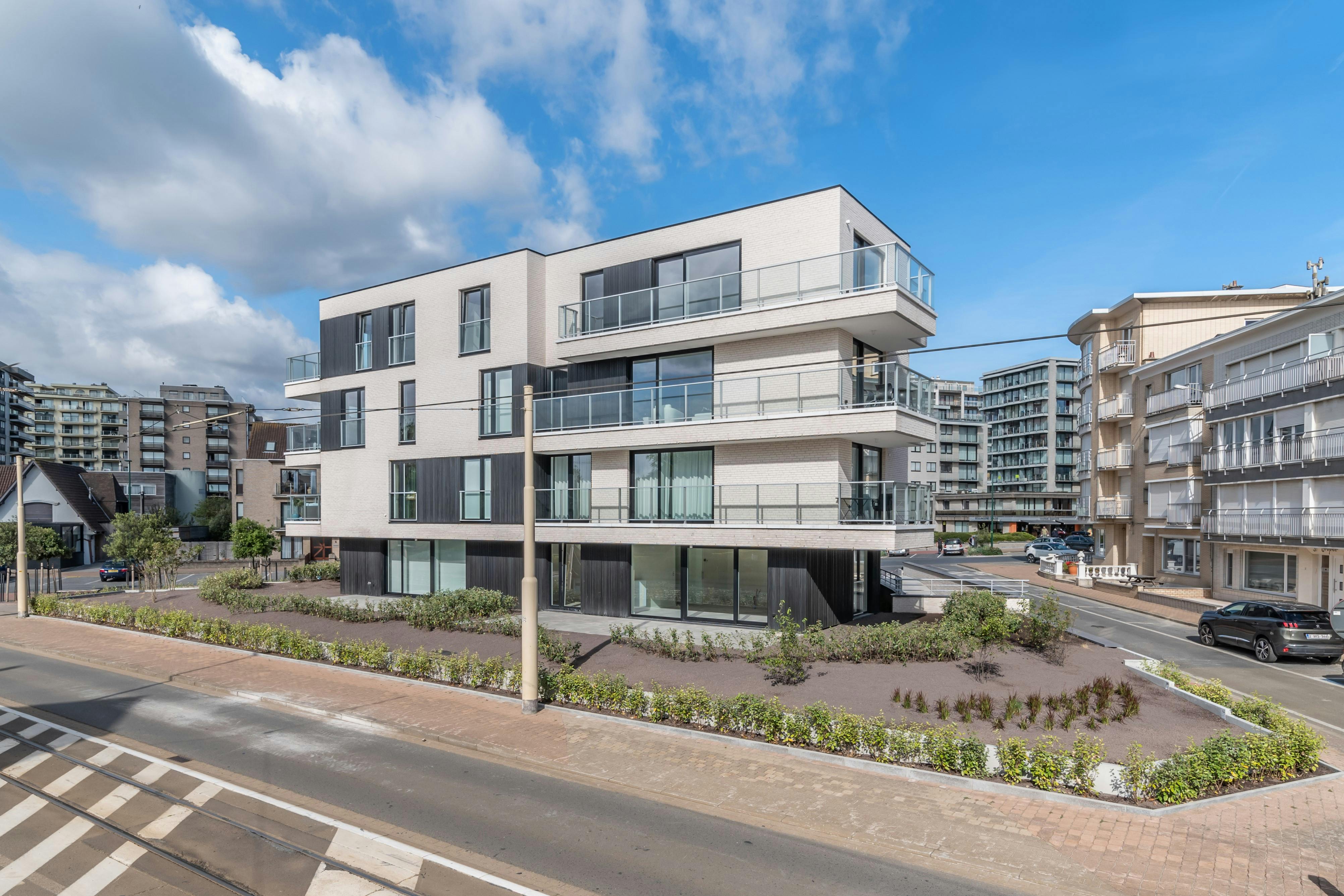 Nieuwbouw garage te koop vlakbij het strand van De Panne foto {{pictureIndex}}