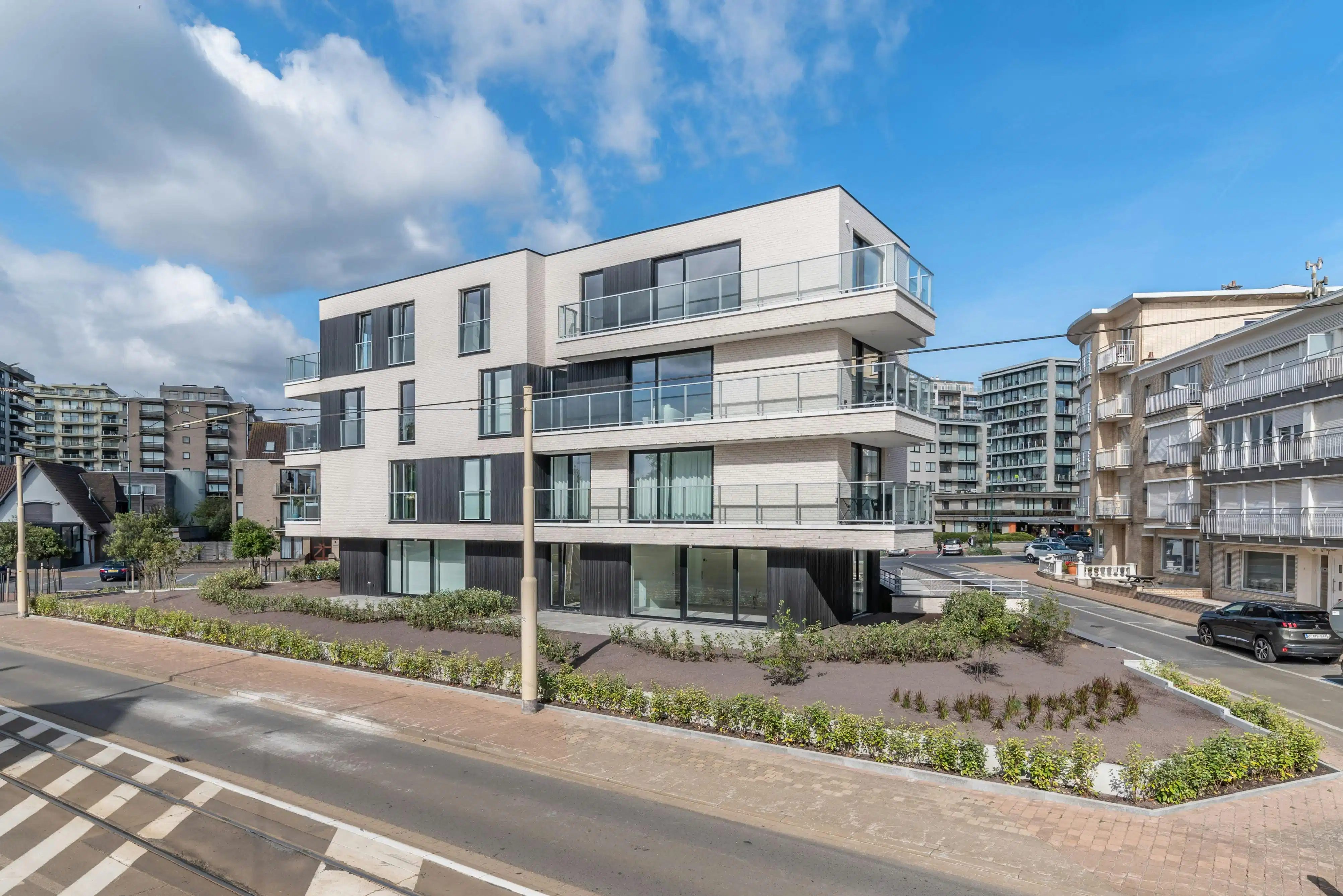 Nieuwbouw garage te koop vlakbij het strand van De Panne foto {{pictureIndex}}