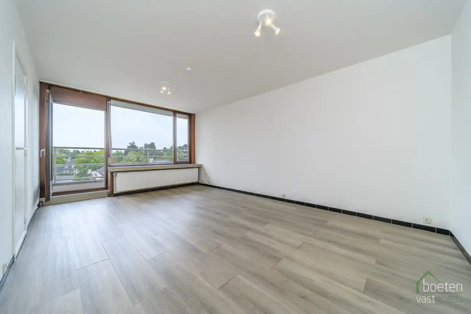 IEPER: Interessant 1 slaapkamer-appartement (4de verdiep) met alle basiscomfort op rustige doch vrij centrale ligging. foto 3