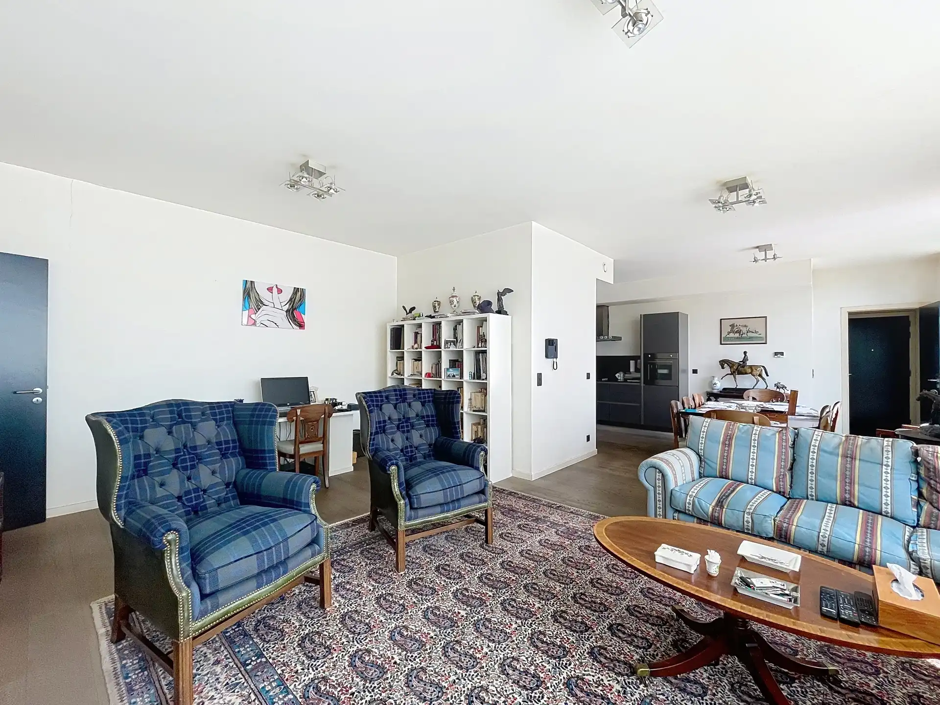 Mooi appartement met 2 slaapkamers in een recent gebouw. foto {{pictureIndex}}
