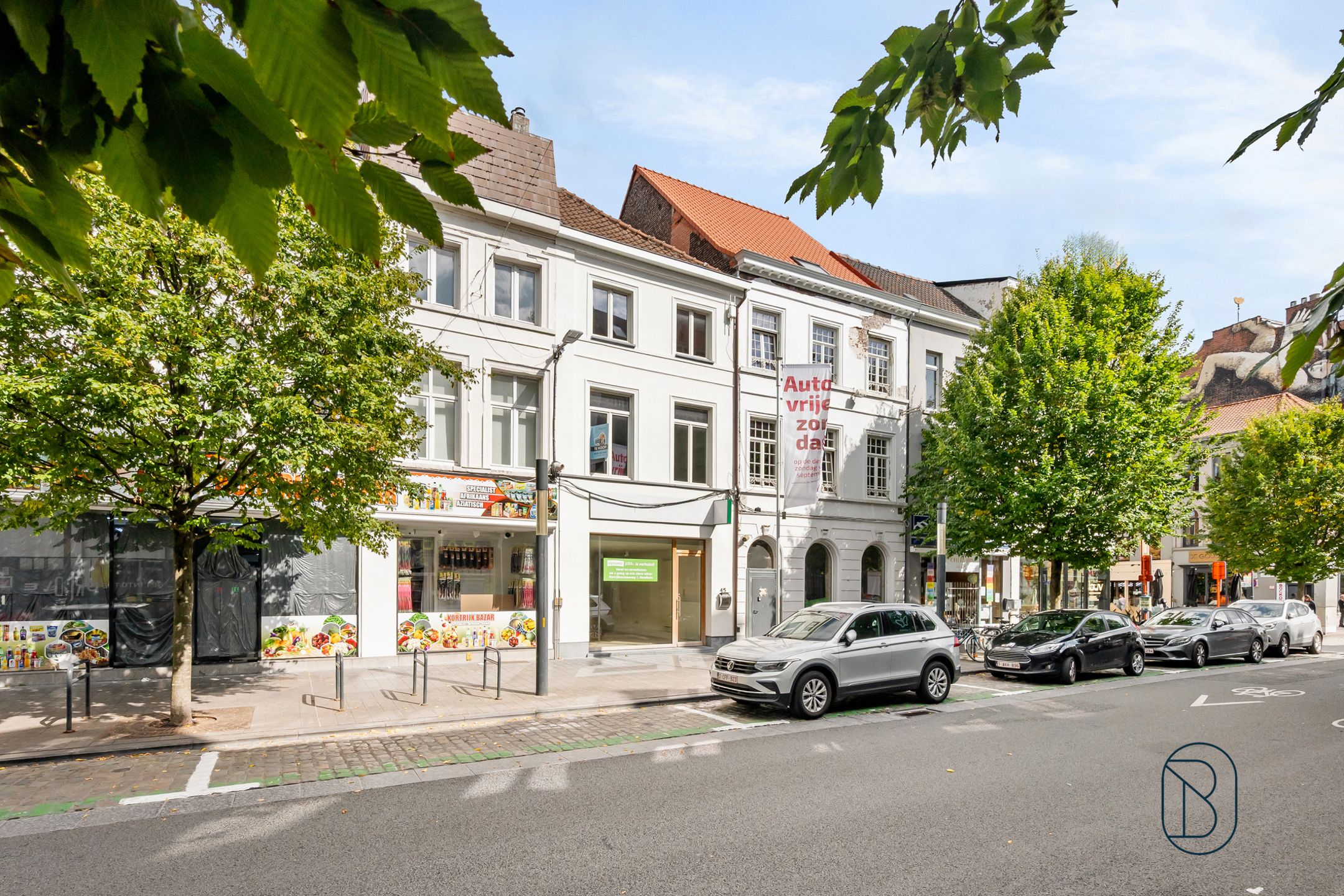 Handelspand met kantoren op topligging in centrum Kortrijk foto {{pictureIndex}}