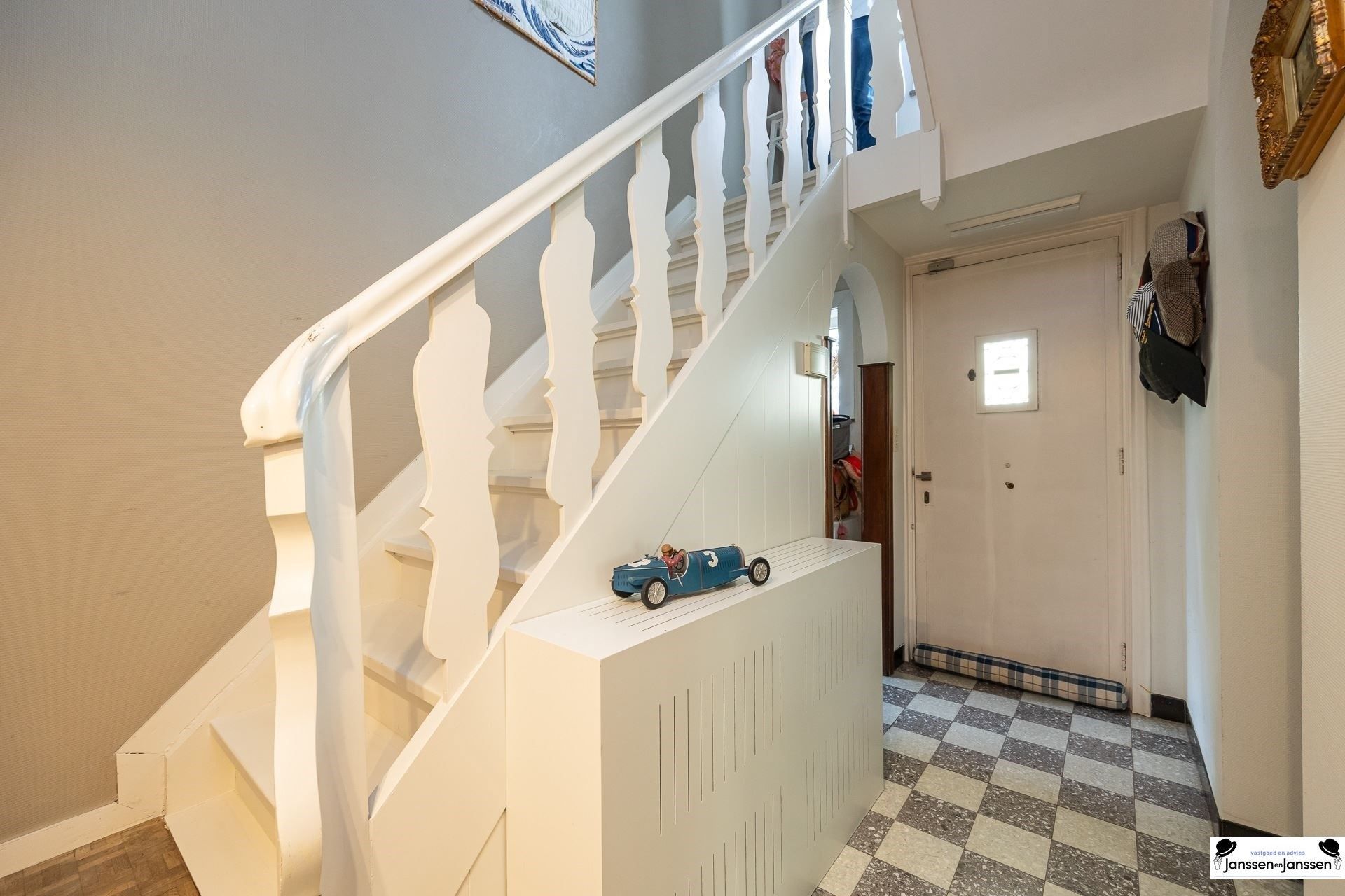 Klassieke, charmante vrijstaande villa, rustig gelegen in het geliefde Vriesdonk op ca. 1266m² foto 2