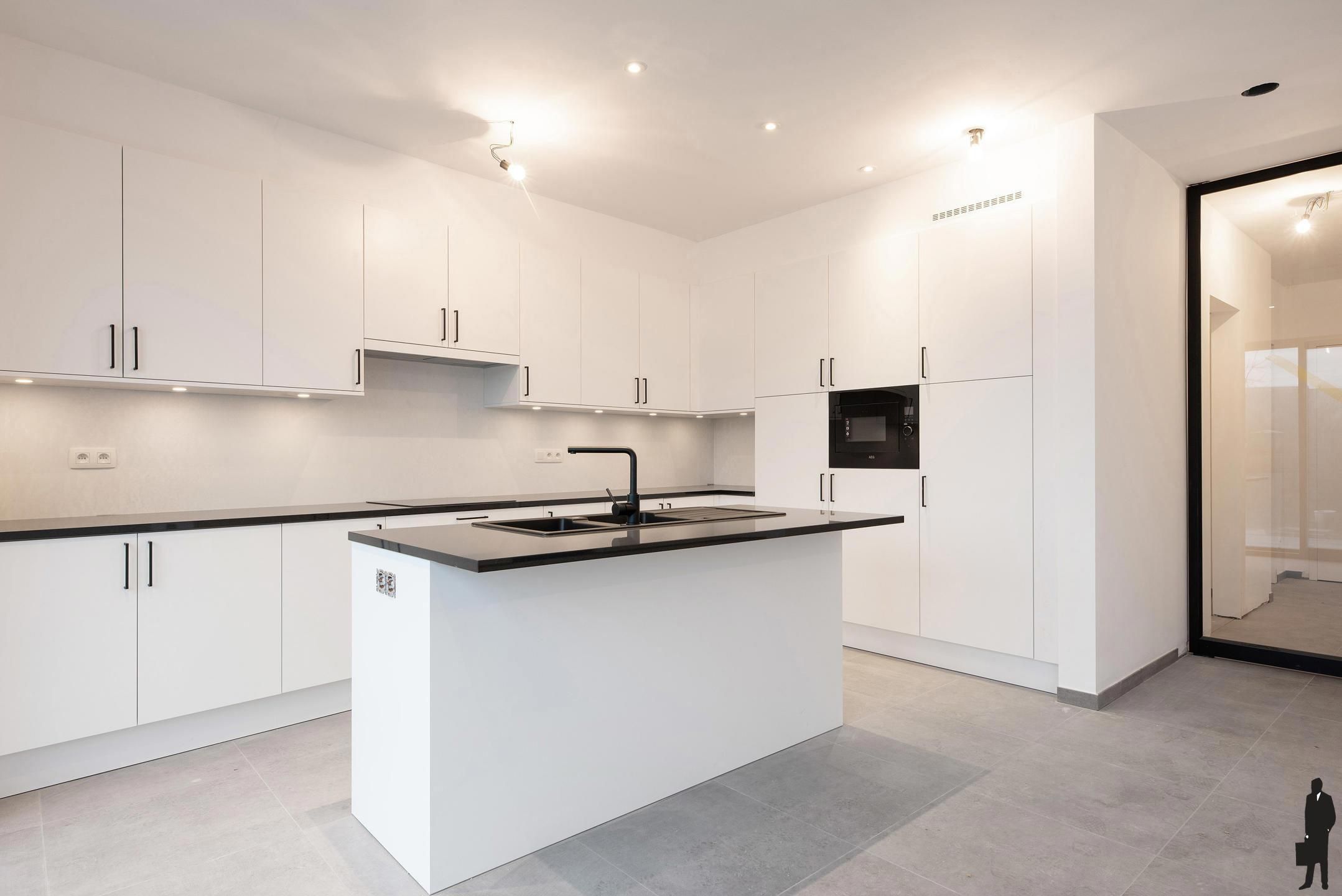 Instapklare nieuwbouw halfopen bebouwing met tuin en garage foto 8