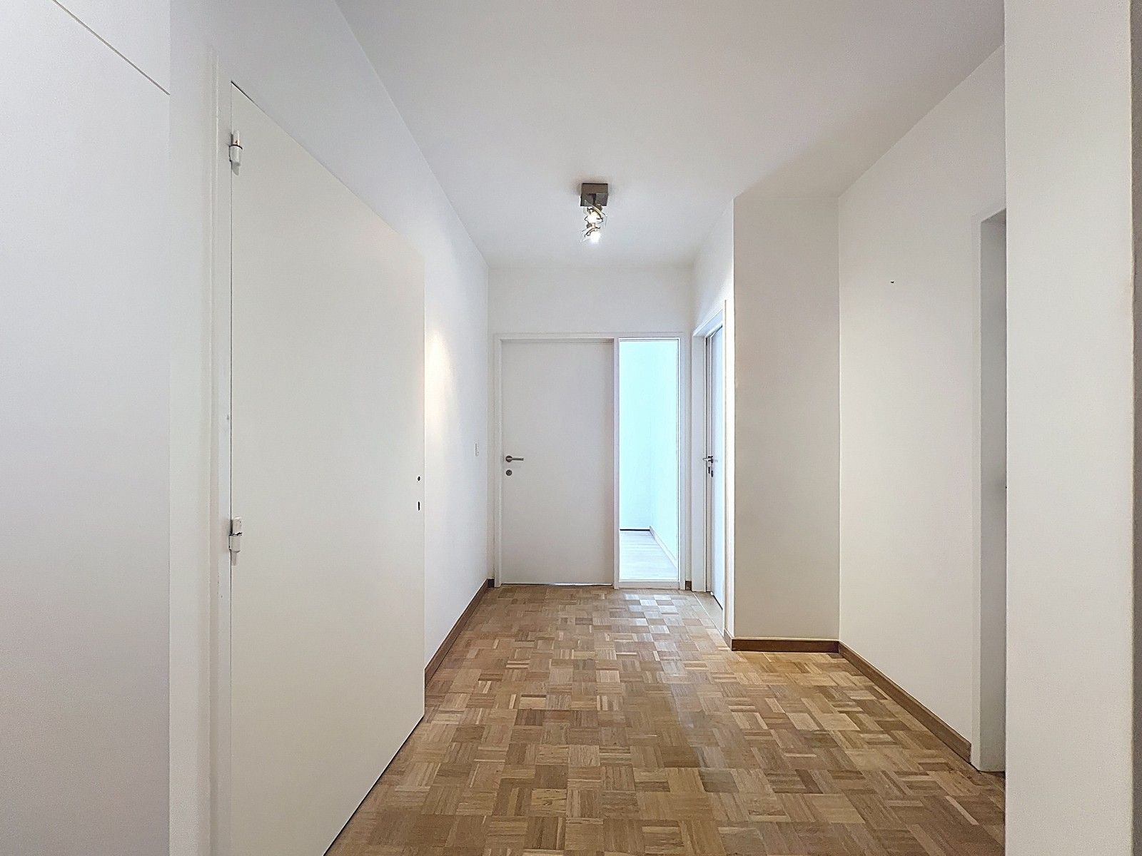 Rustig gelegen LICHTRIJK 3 SLPK appartement (157m²) nabij centrum en station Roeselare. foto 2