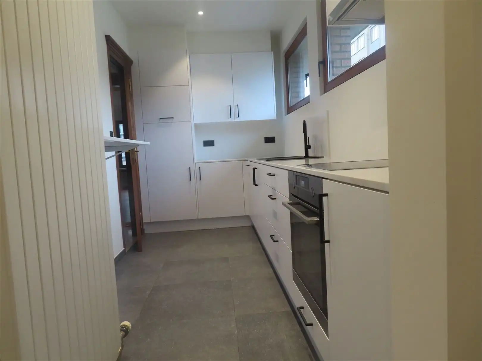 Duplex appartement in hartje Antwerpen met 2 slaapkamers, 2 badkamers, ingerichte dressing, bureau en zonneterras! foto 5