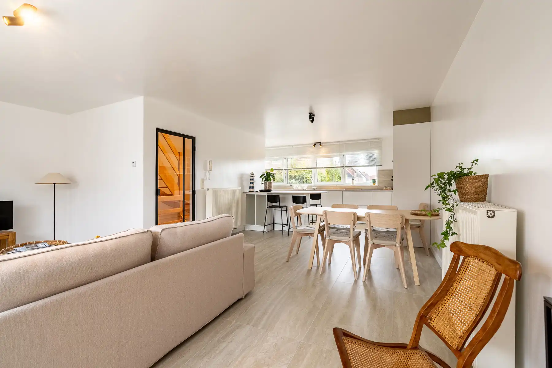Rustig gelegen, gemeubelde bel-etage woning met garage  foto 14