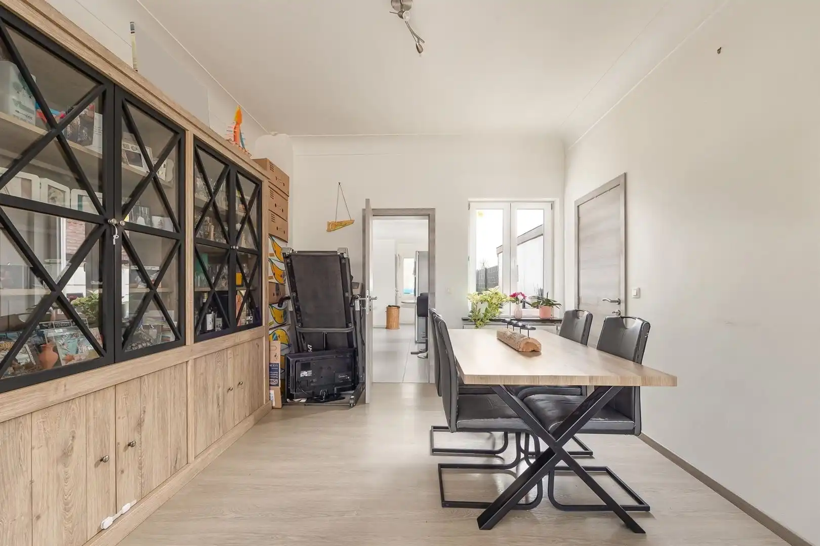 Woning met privé-staanplaats voor de deur foto 5