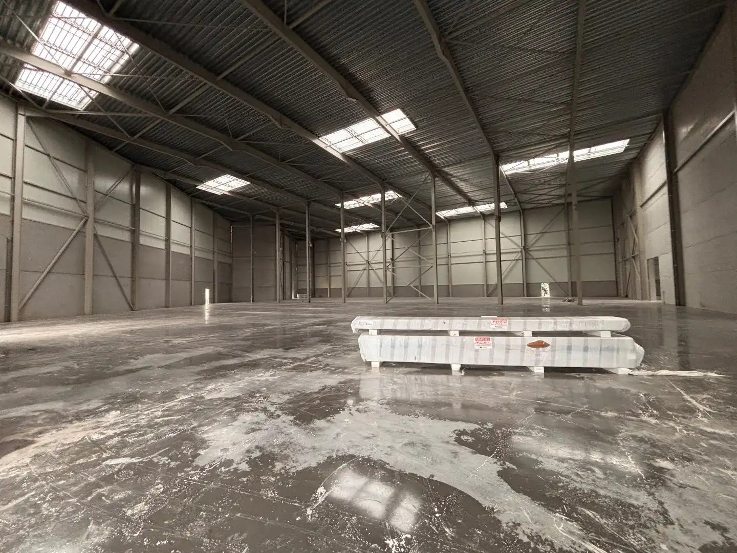 Logistieke bedrijfshal - 6834 m² & 350m² kantoren - met mogelijkheid tot 1200 m² extra kantoren. Superligging! foto 15