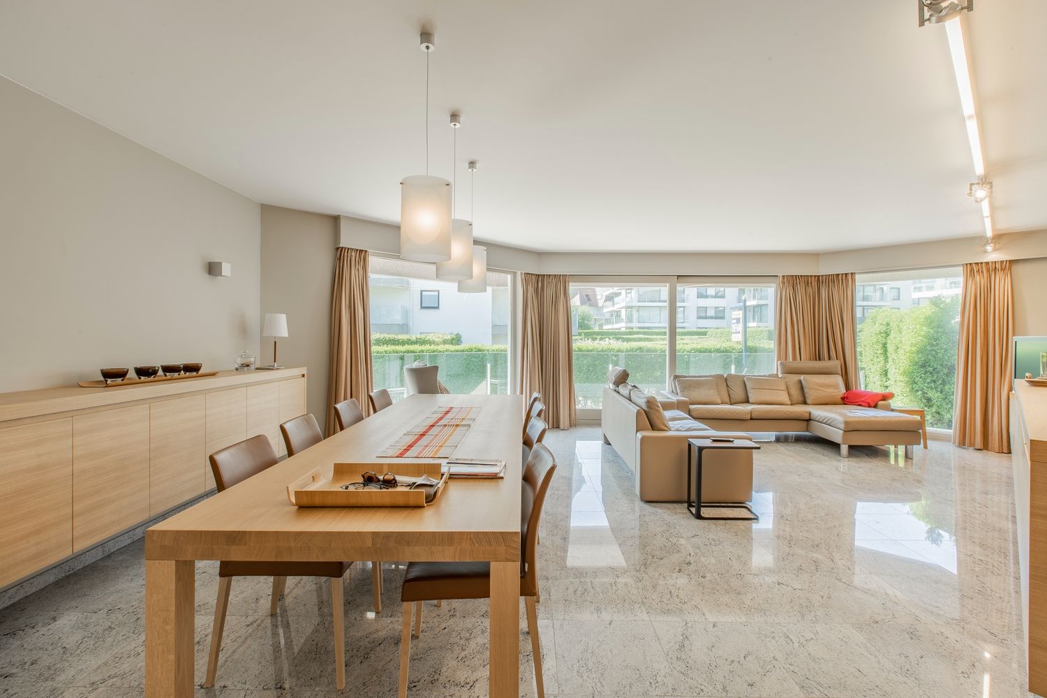 Lichtrijk hoek-appartement van ruim 180m2, rustig gelegen in een standingvolle villaresidentie, op enkele stappen van de zeedijk Albertstrand en de Royal Zoute  foto 3