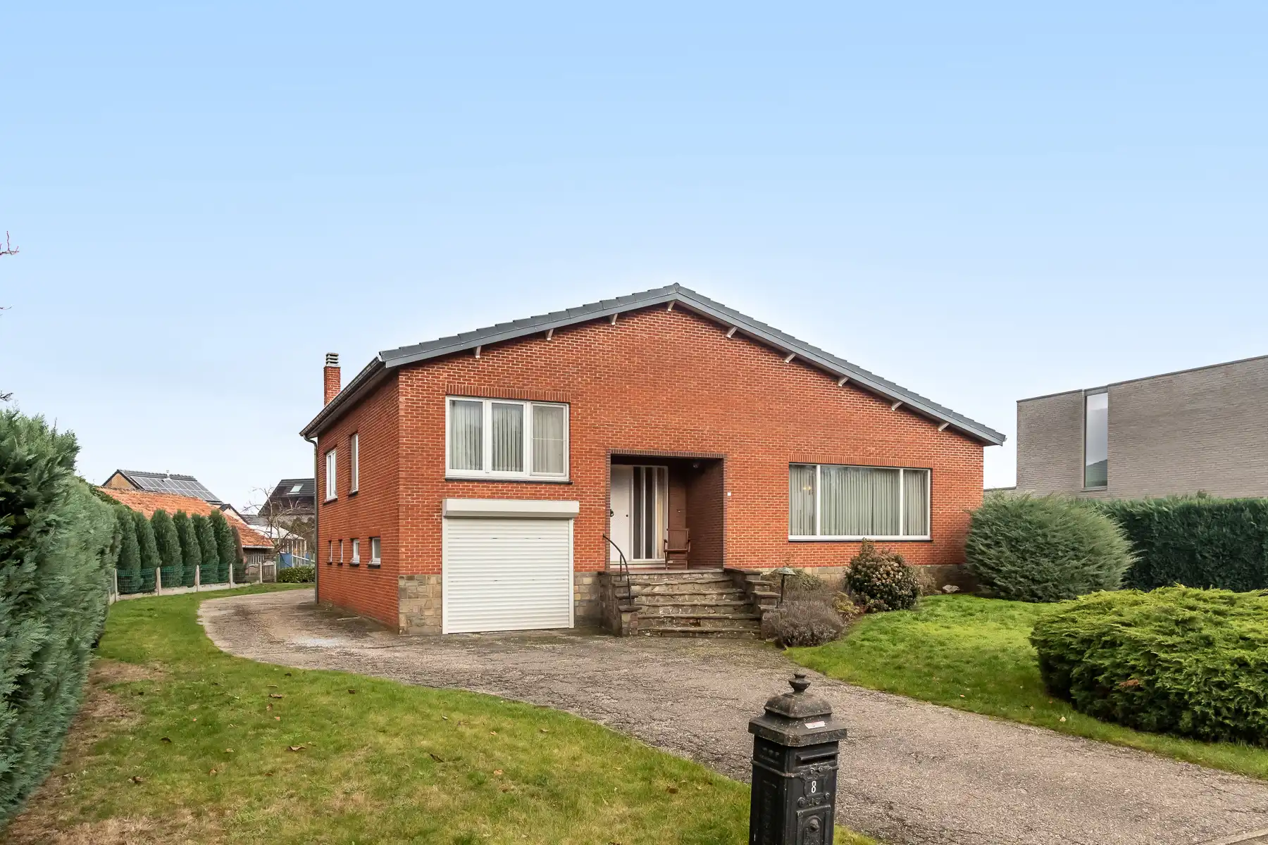 Hoofdfoto van de publicatie: Ruime bel-etage woning met 3 slaapkamers en garage op 1161m²