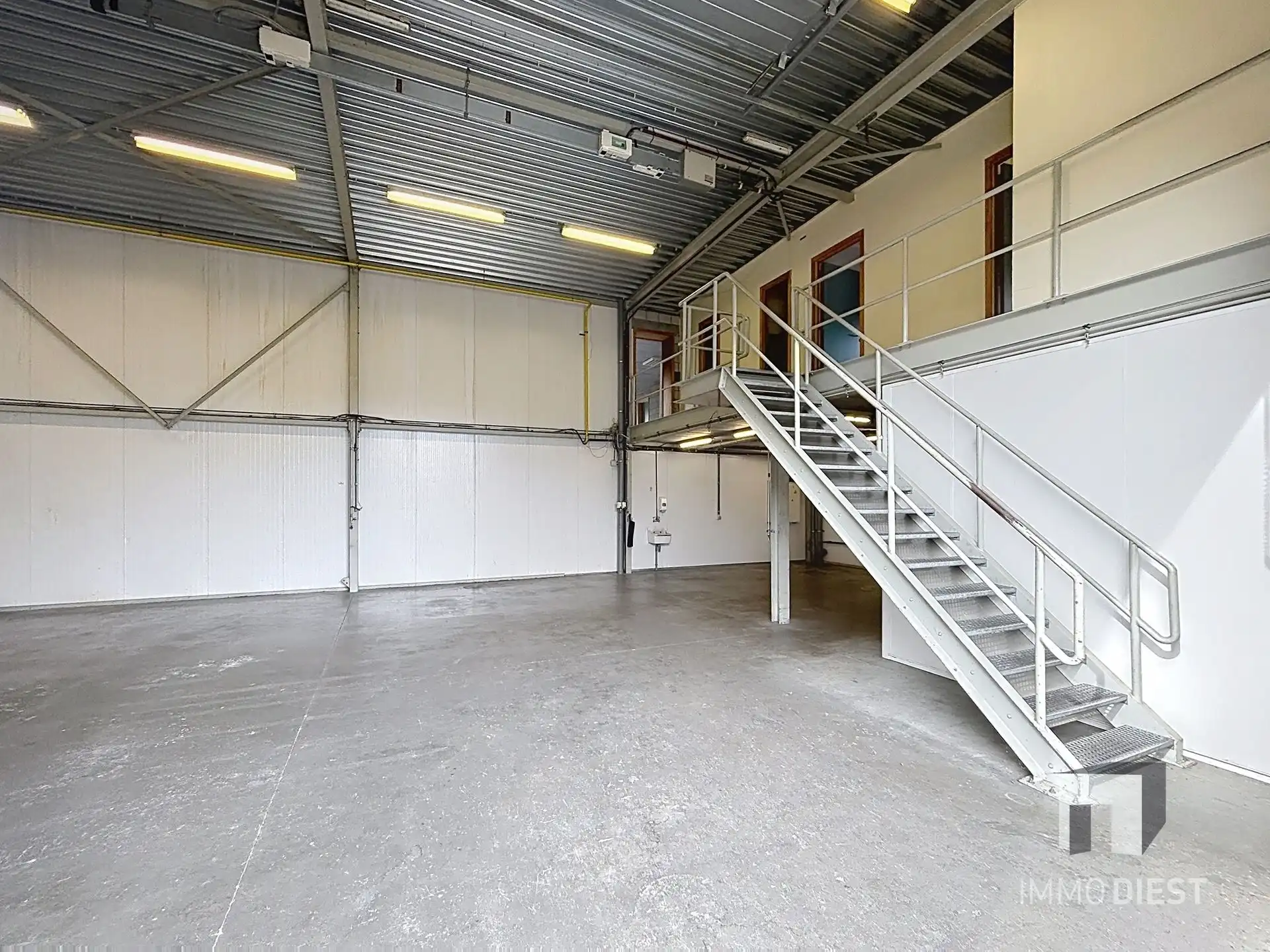 Magazijn met bureel op triple A-locatie foto 6