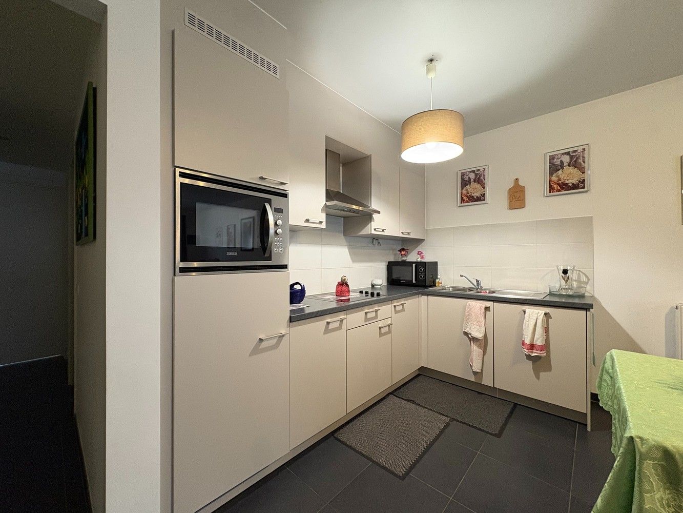 Instapklaar appartement met 2 slaapkamers en een mooi terras + garage foto 3