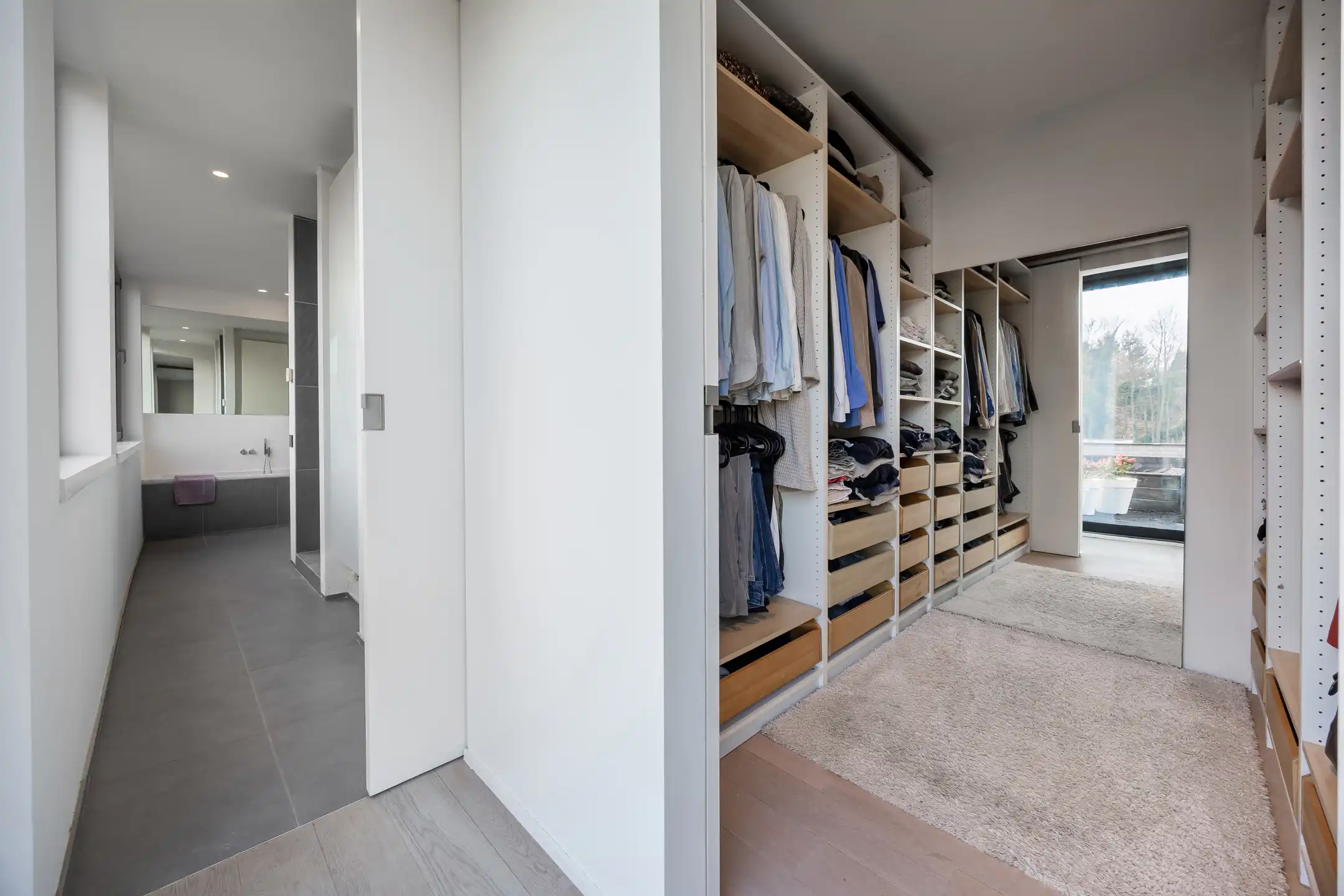 Luxueuze moderne villa met zwemvijver en prachtig poolhouse foto 43