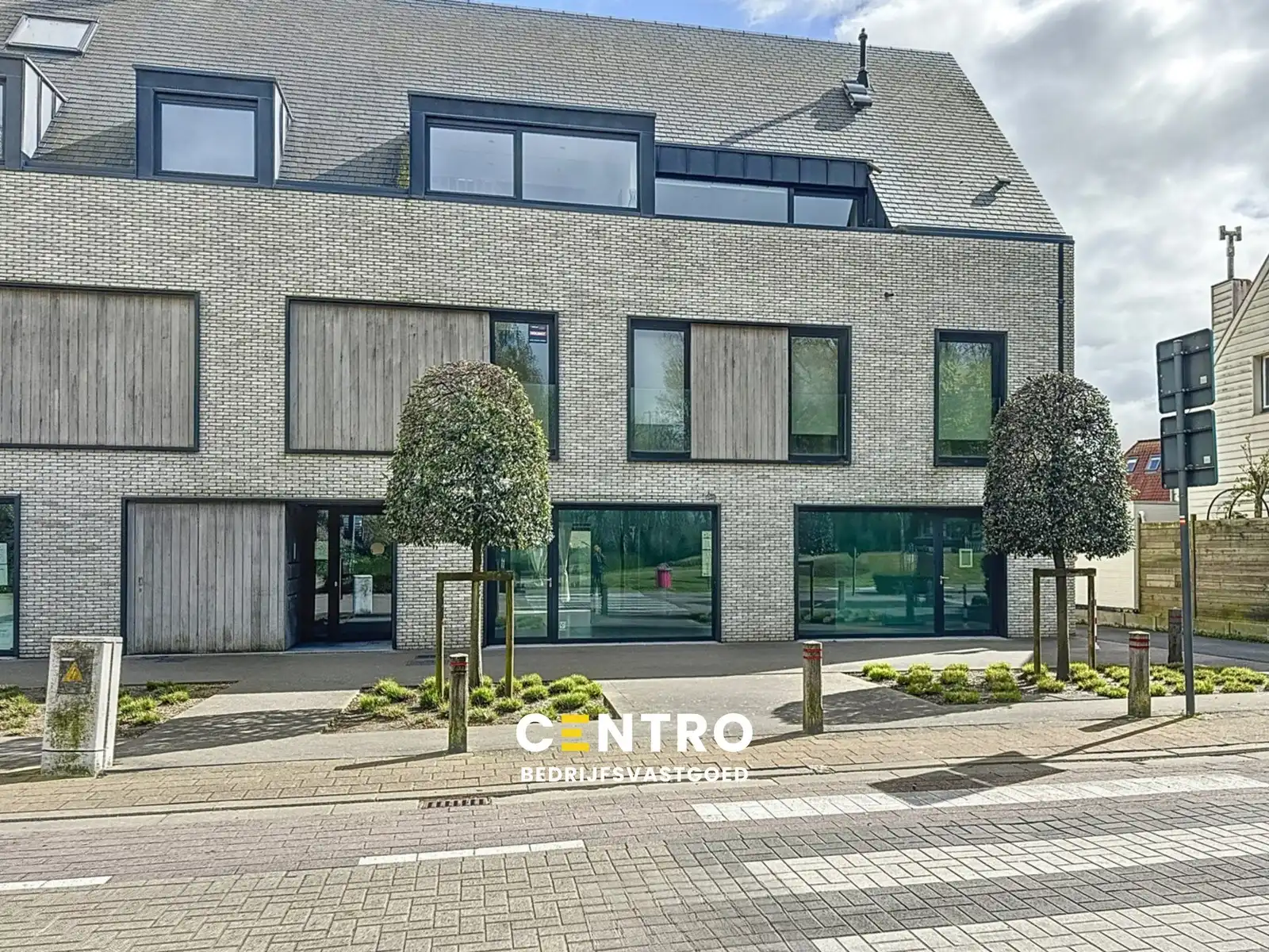 Instapklaar handelsgelijkvloers met garage én parkeerplaats te De Haan! foto {{pictureIndex}}