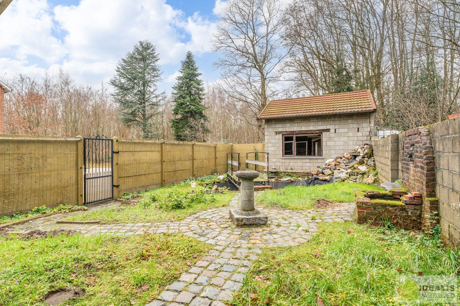 IDEALIS VASTGOED – Ruime te renoveren villa op riant perceel! De villa omvat 198m² netto bewoonbare oppervlakte met een ruime woonkamer en aansluitend uitgeruste keuken, badkamer, 2 grote en 1 kleine slaapkamer, kelder, veranda en 2 garages met sectionale poort van ca. 100m². De villa is gelegen op een prachtig perceel met een oppervlakte van ca. 1,1 hectare (11.000m²)! omgeven door bosgebied! Zeer geschikt voor kandidaten op zoek naar een unieke locatie zeer centraal gelegen, doch volledig omgeven door groen. foto 36