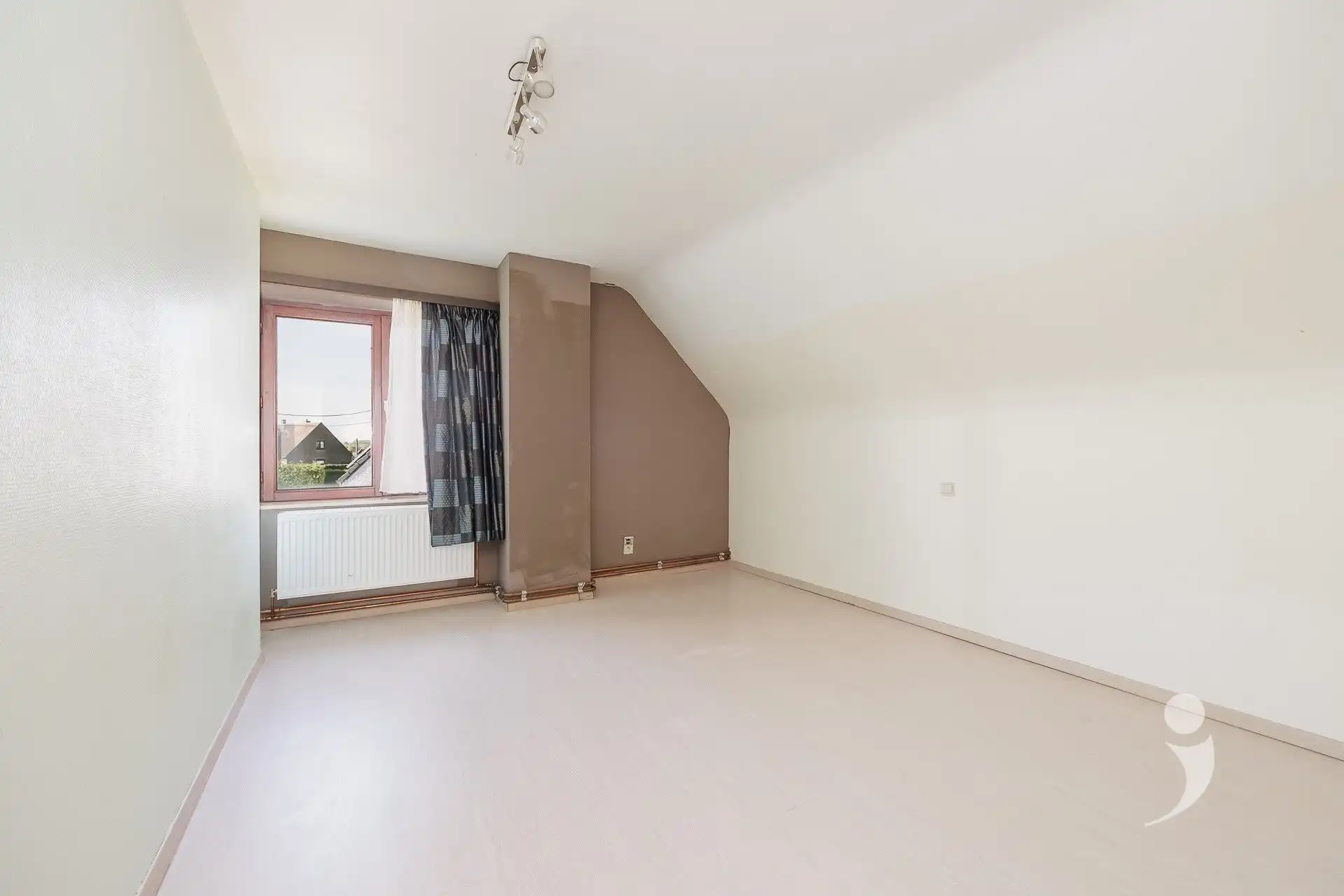 Ruime te renoveren woning met 3 slaapkamers foto 11