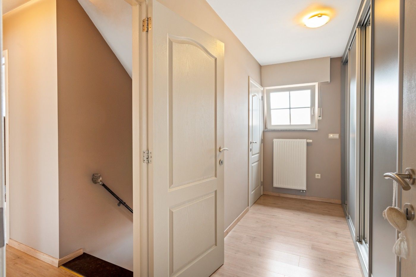 Recente, grote HOB met 4+ slpk., dubbele garage, weide en stallen foto 19