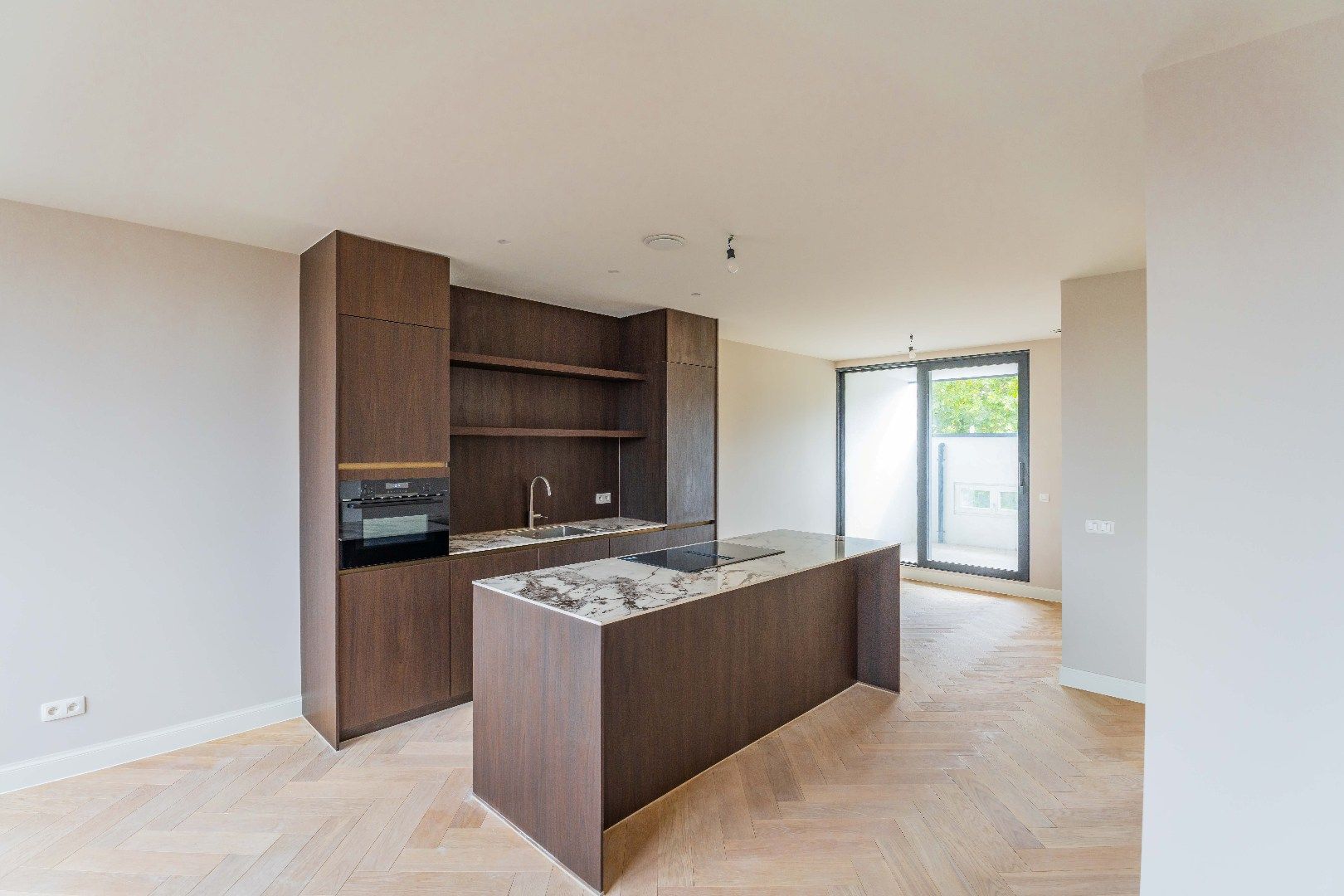 Prachtig gerenoveerd appartement met ruim terras foto {{pictureIndex}}