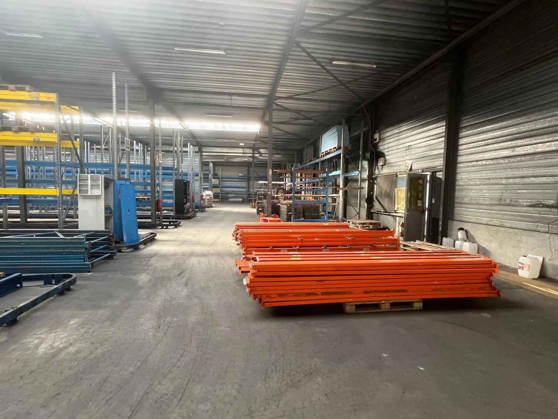 Magazijn ca.2.700m² met los- en laadzone te Merksem. foto 8