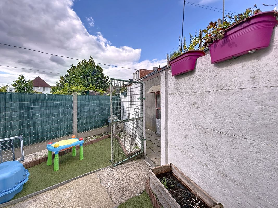 Investerings -of starterswoning met uitweg achteraan. foto 19