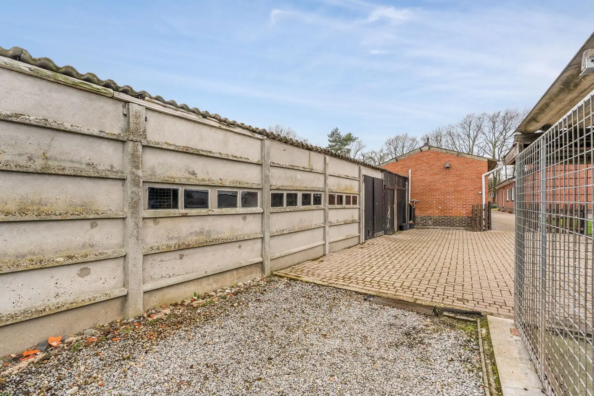 Vrijstaande eengezinswoning met bijhorende gronden foto 9