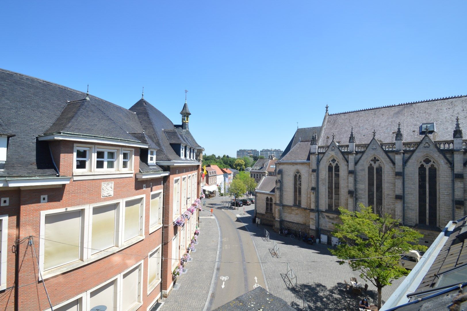 Duplex-appartement gelegen op de 3° en 4° verd. met 1 slaapkamer met terras aan de Markt van Bilzen foto 2