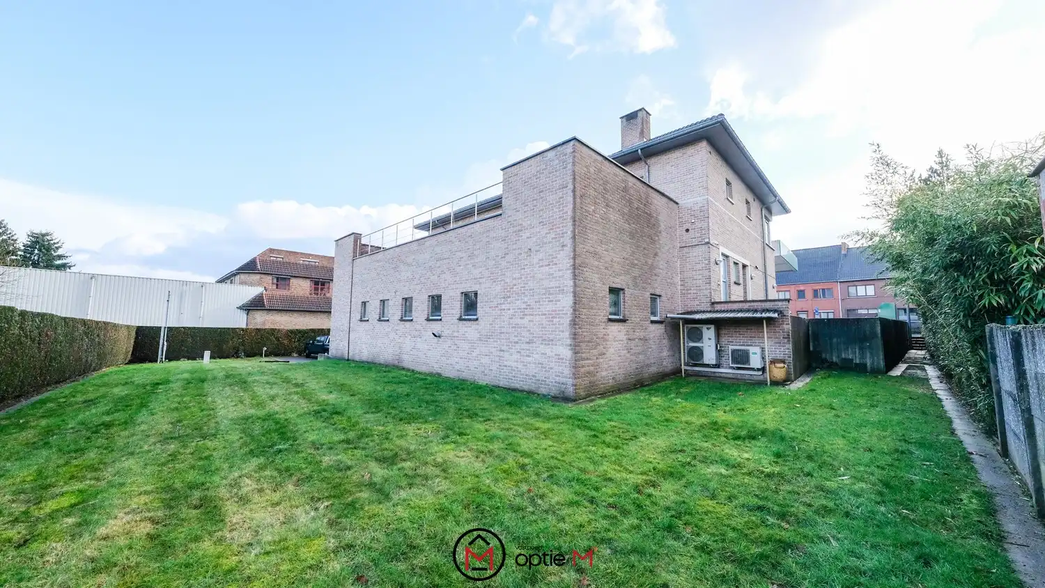 Bedrijfspand met woonst te huur – ruime hal, werkplaats en appartement met 3 slaapkamers foto 3