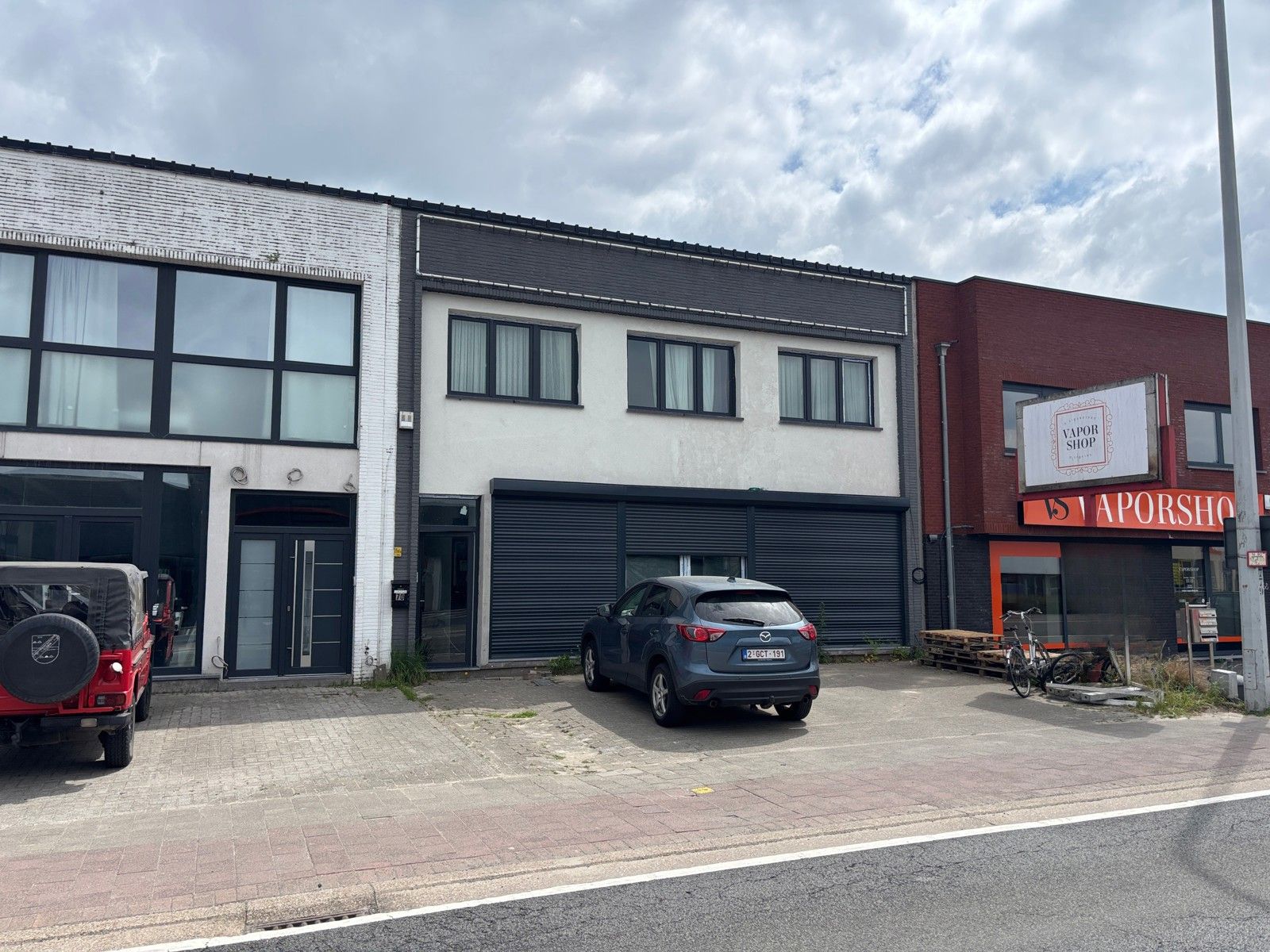 Handelsgelijkvloers te huur tegenover Carrefour Borsbeek foto {{pictureIndex}}