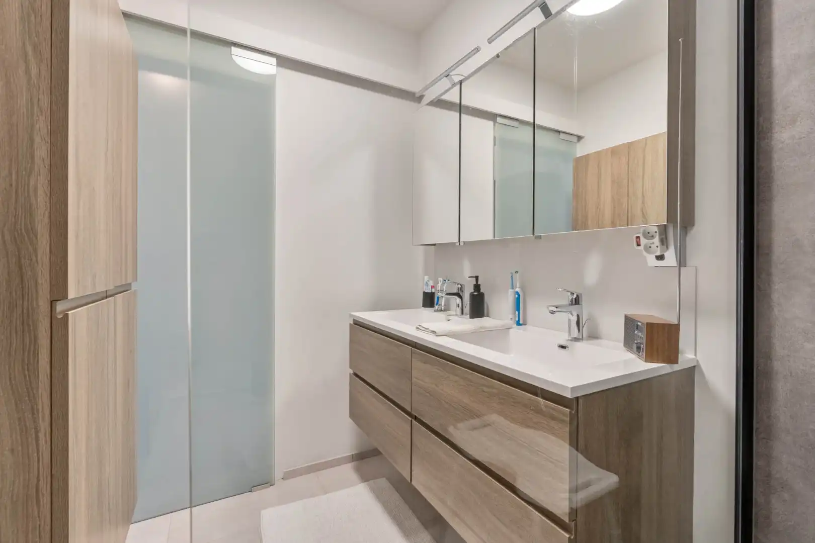 Comfortabel investeringsappartement met 2 slaapkamers en garage, in dorpskern foto 12