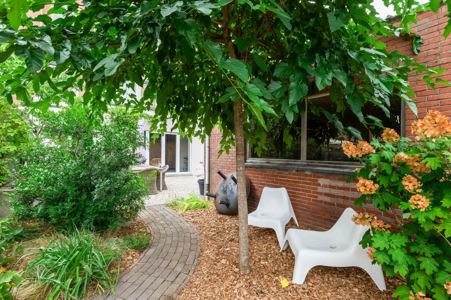 Prachtig gerenoveerd gelijkvloers appartement met zonnige tuin, grote oprit  en ruime garagebox foto 17