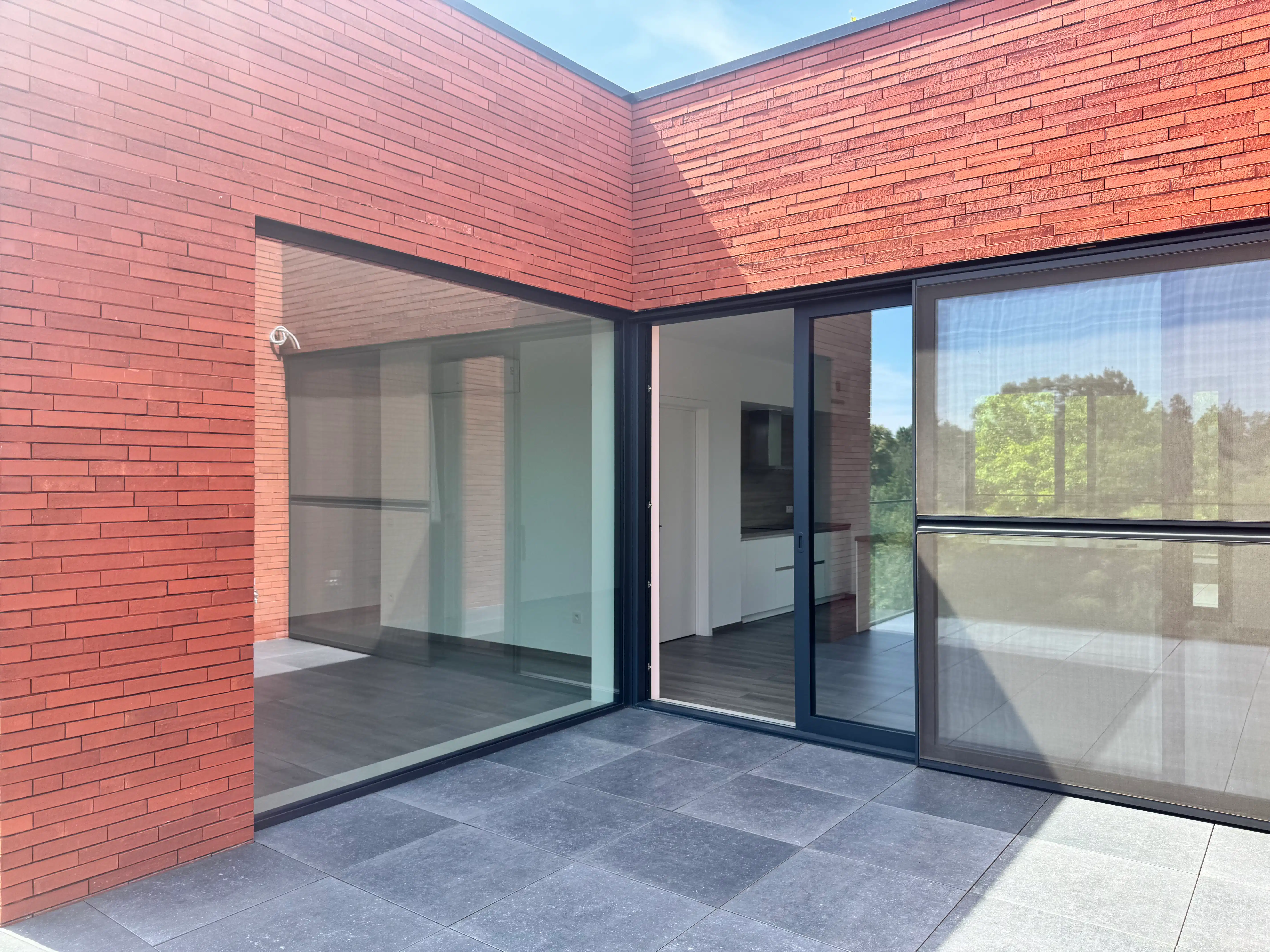 Modern appartement met 2 slaapkamers en 2 autostaanplaatsen foto 25