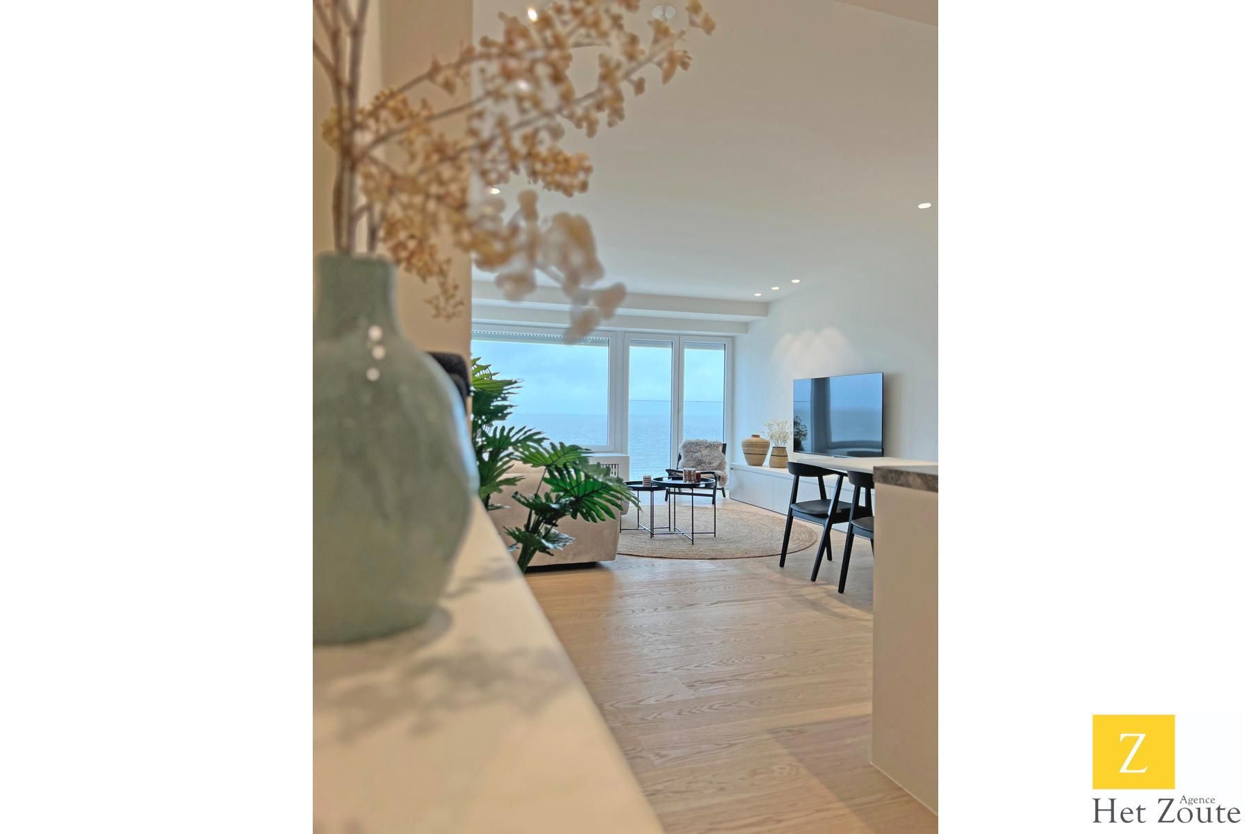 Uitstekend gerenoveerd appartement met frontaal zeezicht foto 2