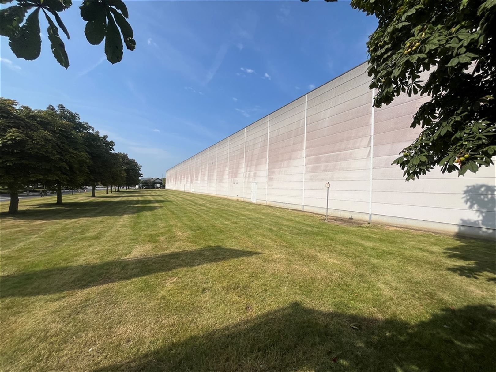 Magazijn met laad- en loskades en ruime parking foto 3