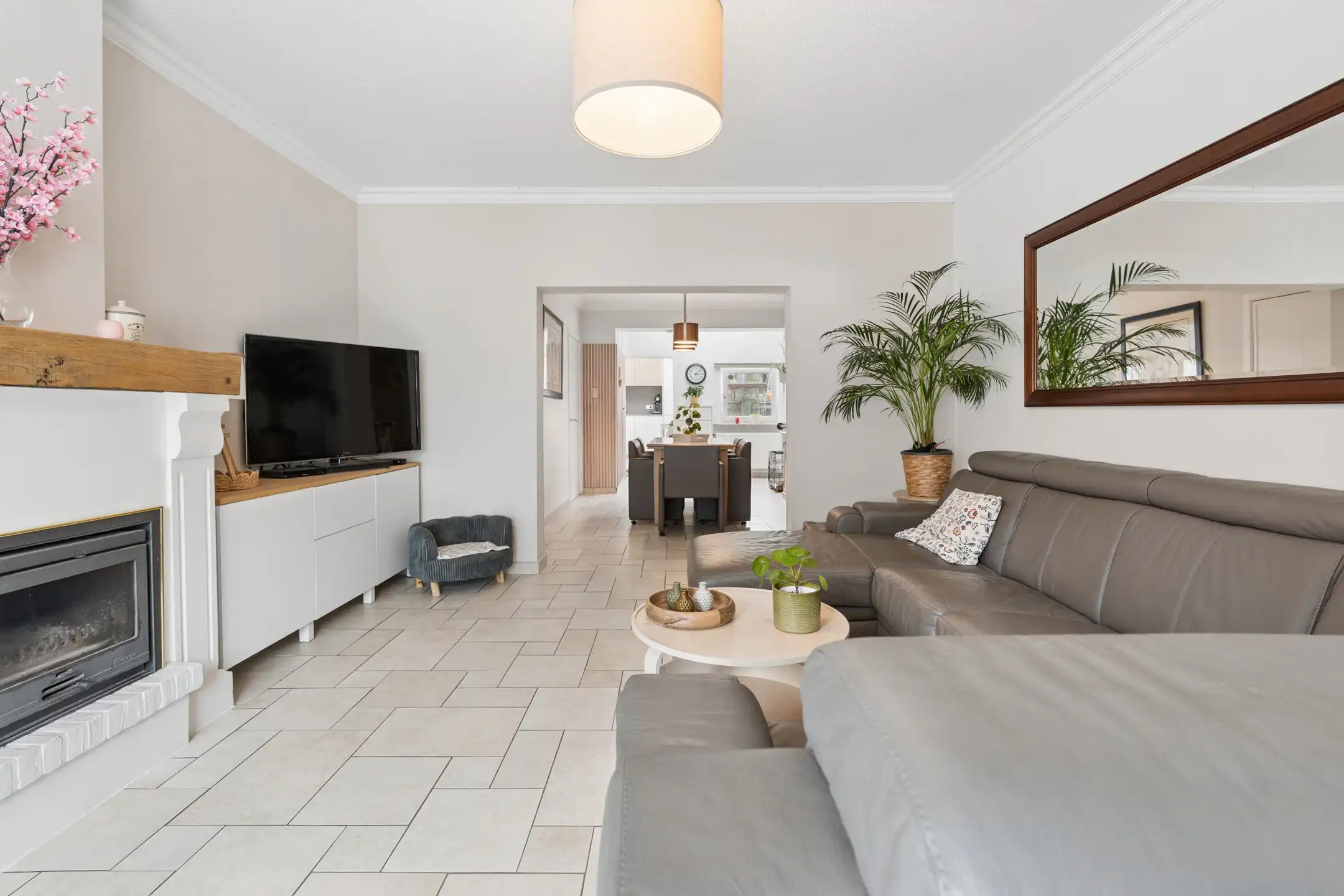 Instapklare gerenoveerde 2-gevelwoning op gunstige locatie foto 3