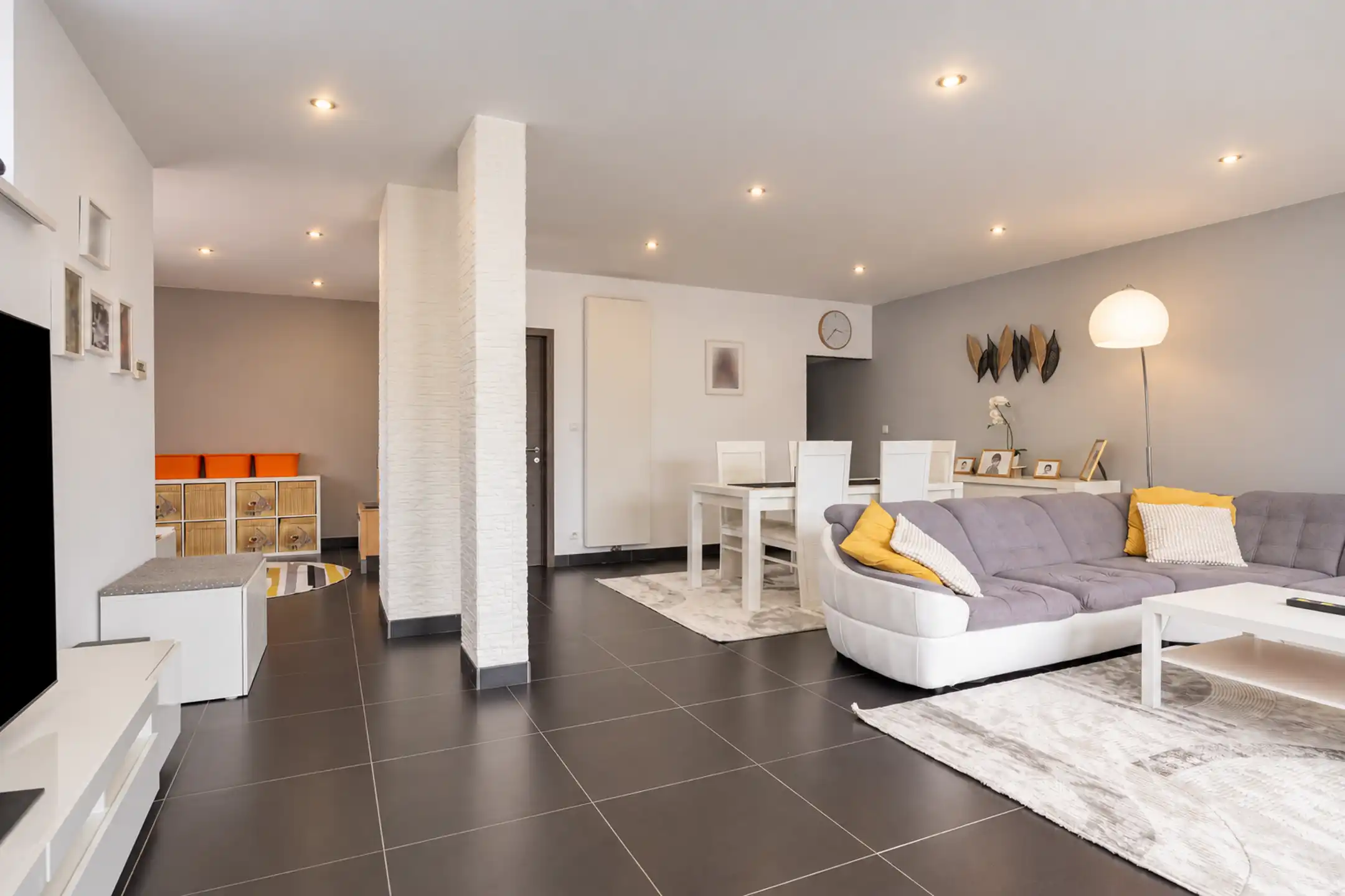 Ruime gezinswoning van 215 m² met vier à vijf slaapkamers en tuin foto 4