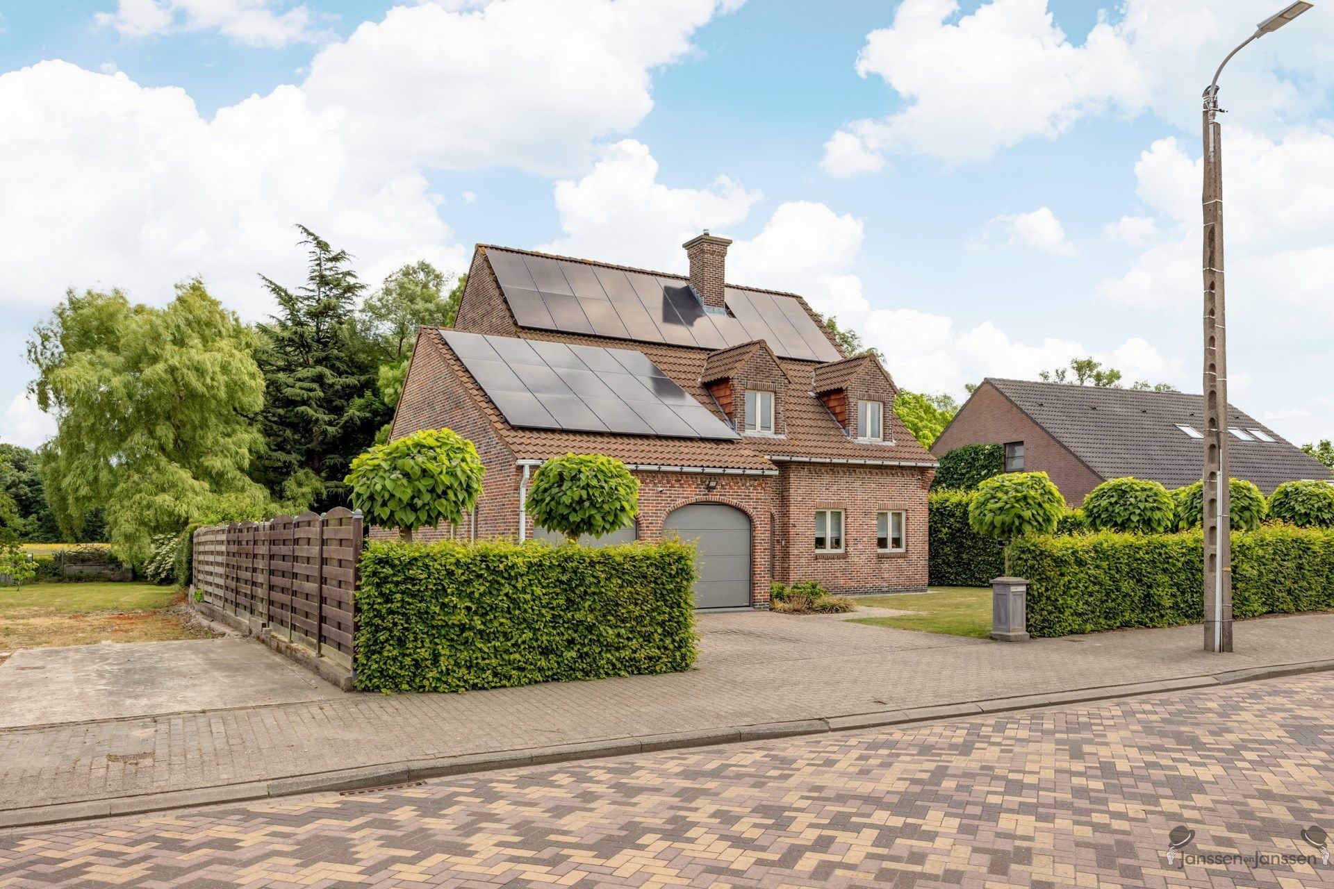 Hoofdfoto van de publicatie: Rustig Gelegen Ruime Villa op 1411m²