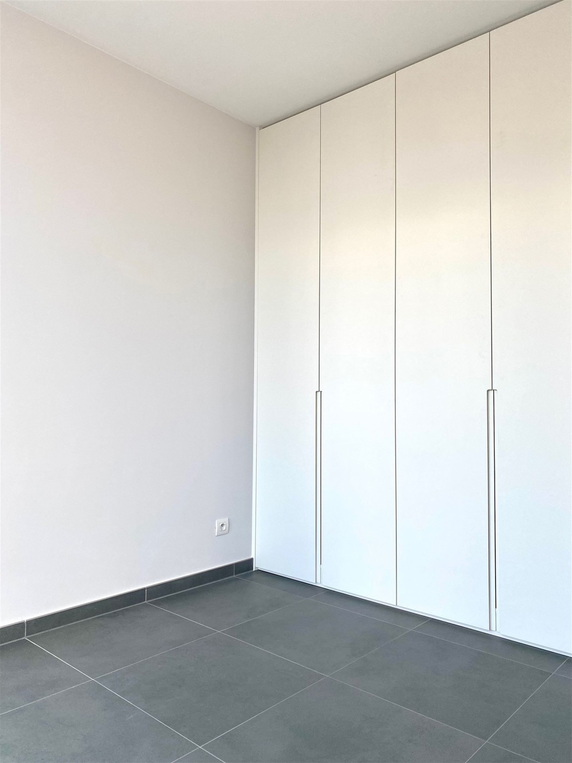 Instapklaar APPARTEMENT (1ste verdieping) met 2 slaapkamers, ruime terrassen (2), garage  & autostaanplaats  foto 14