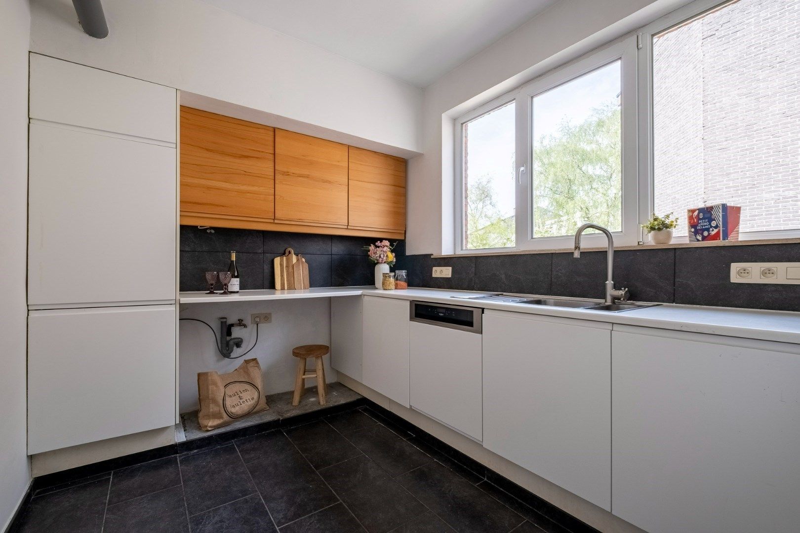 Zonnig en ruim, volledig gerenoveerd appartement in een goede en rustige buurt.  foto 13