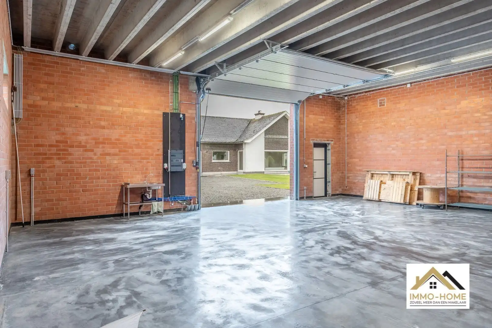 Ruime woning met magazijn en open zicht op topligging foto 13