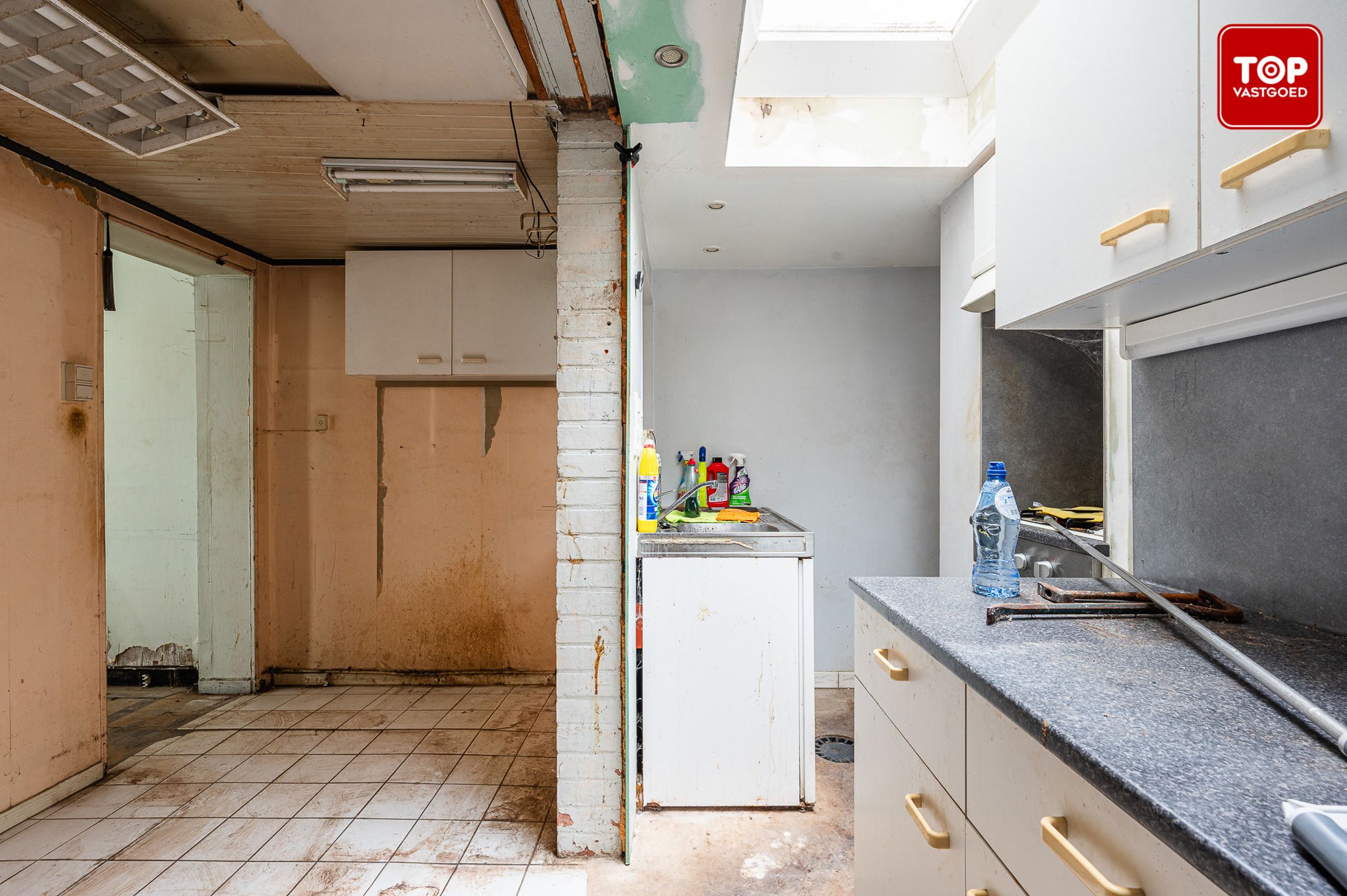 Totaal te renoveren woning op gunstige locatie. foto 8