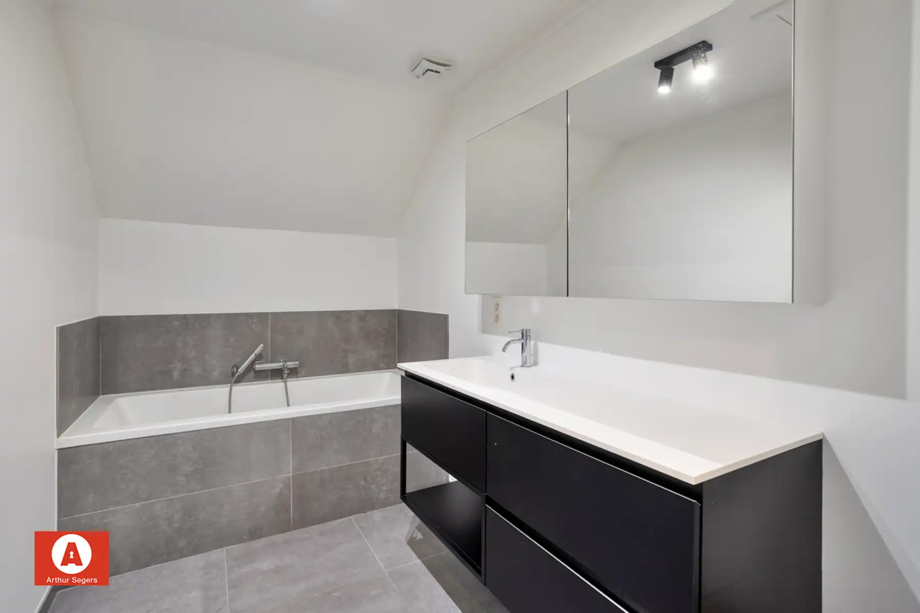 !!! IN OPTIE !!! Instapklare open bebouwing met garage op centrale ligging foto 22