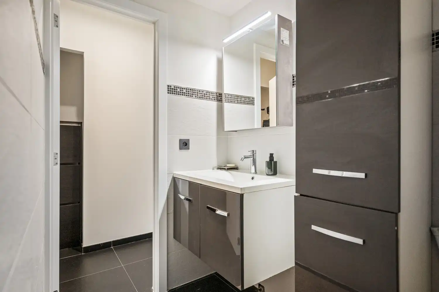 Instapklaar gelijkvloers appartement te Hoboken! foto 11