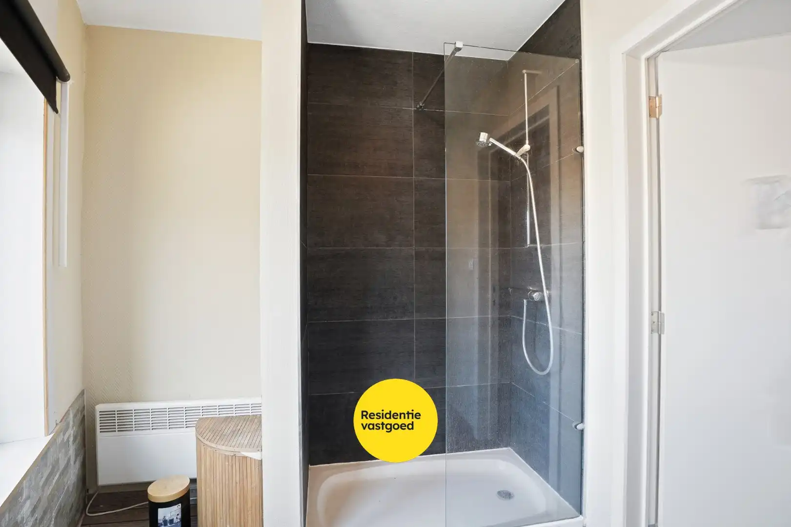 Ruime hoekwoning in het centrum van Eernegem foto 12