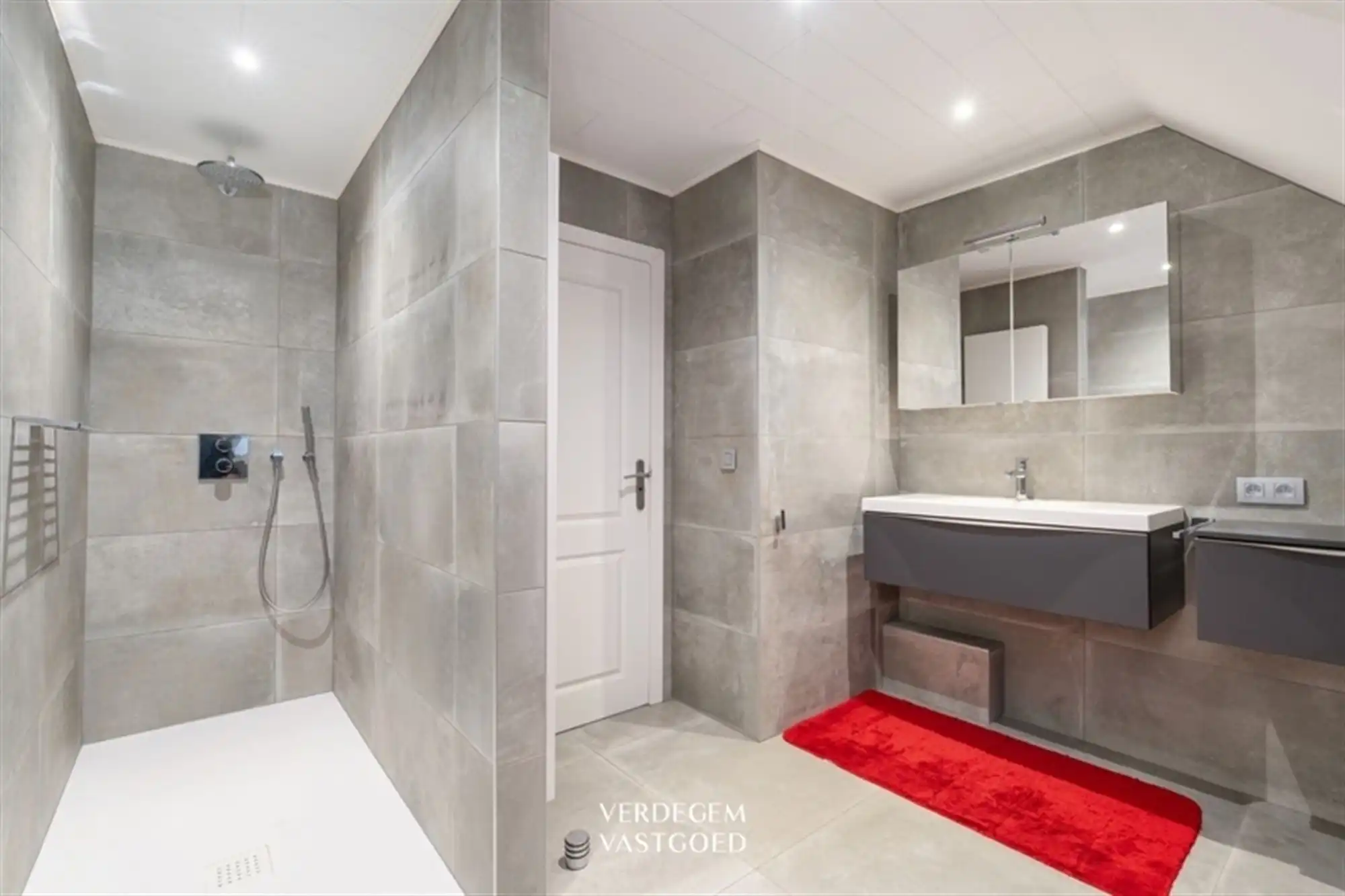 Ruime gezinswoning met 4 slaapkamers, garage en tuin in rustig straatje foto 15