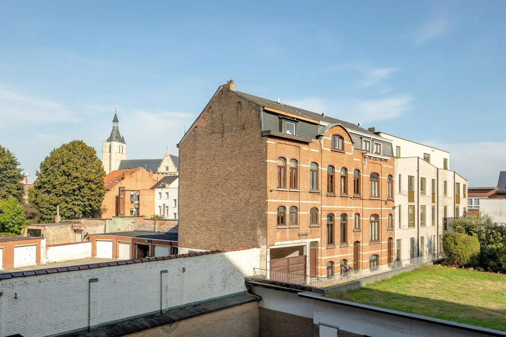 Gerenoveerd appartement met drie slaapkamers en terras foto 22