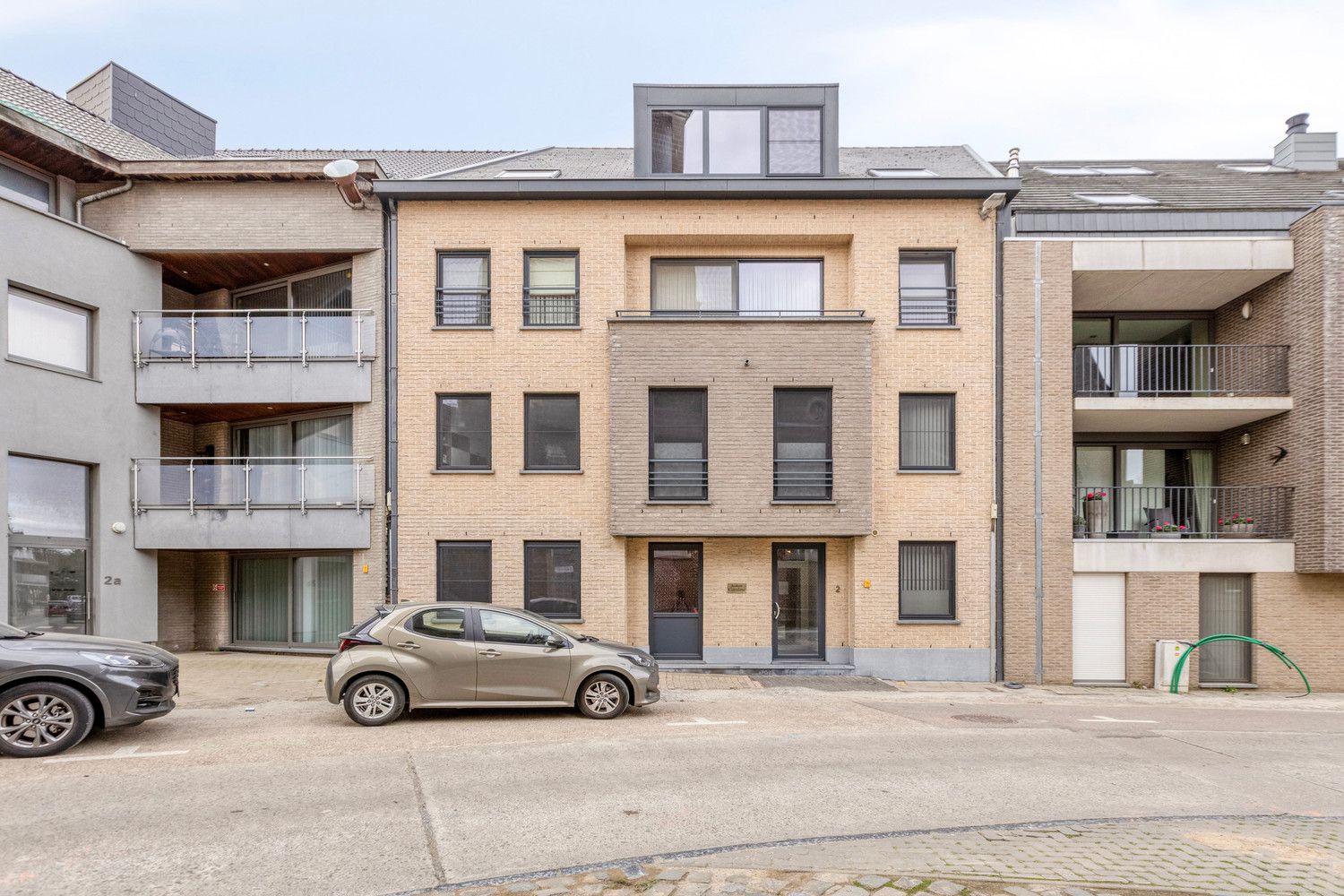 GELIJKVLOERS APPARTEMENT IN HET HART VAN HALEN, VOLLEDIG VERNIEUWD IN 2024! foto {{pictureIndex}}