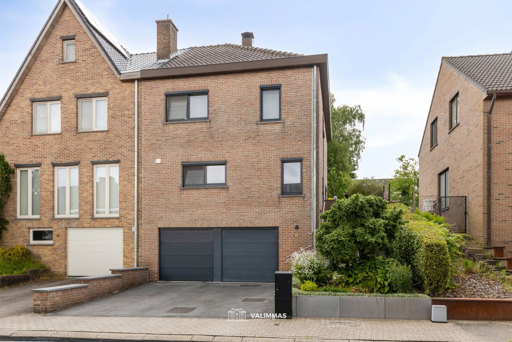 Residentieel gelegen driegevelwoning met mooie tuin & garage foto {{pictureIndex}}