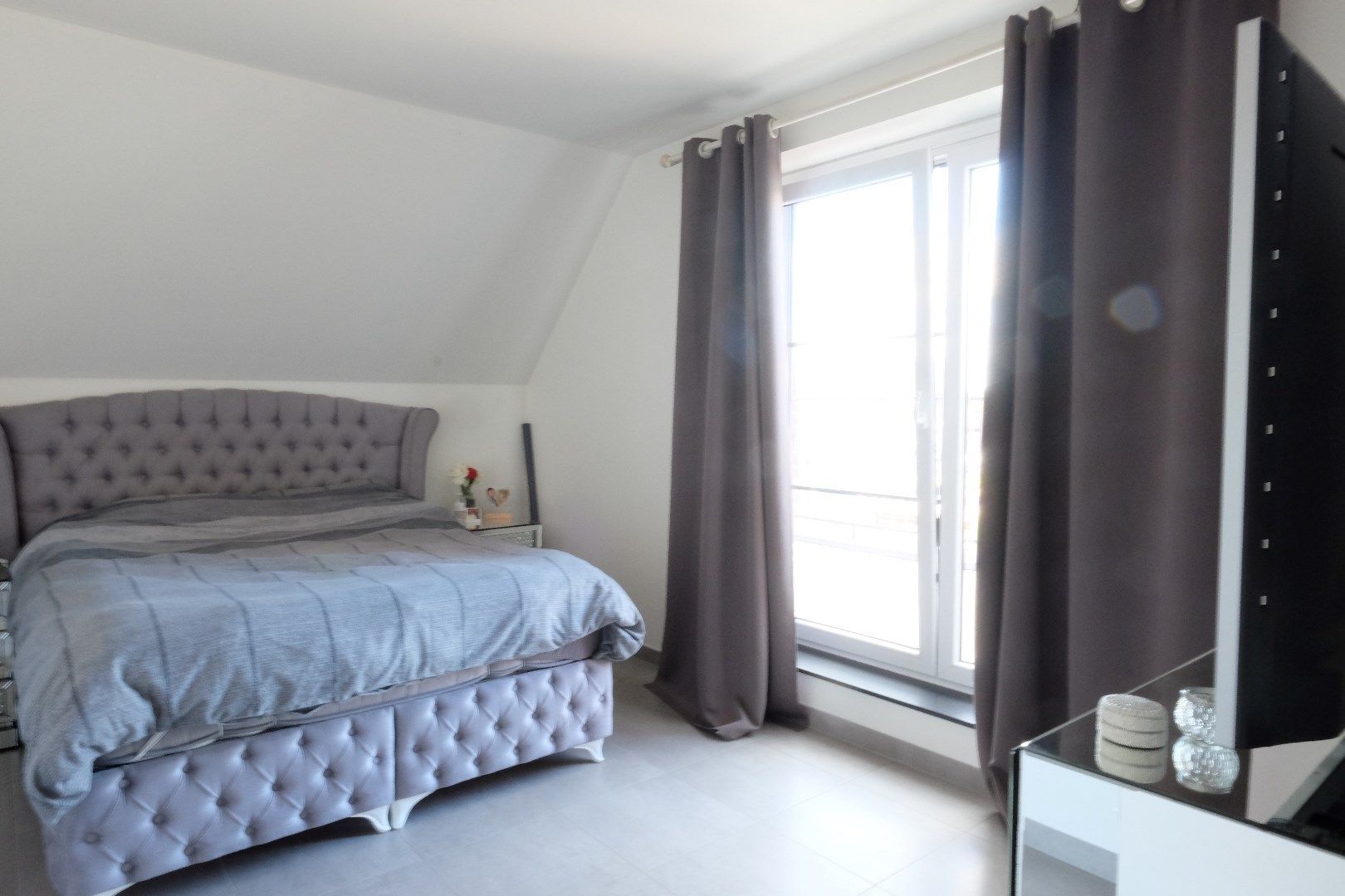 Recente woning met tuin en parkings. foto 9